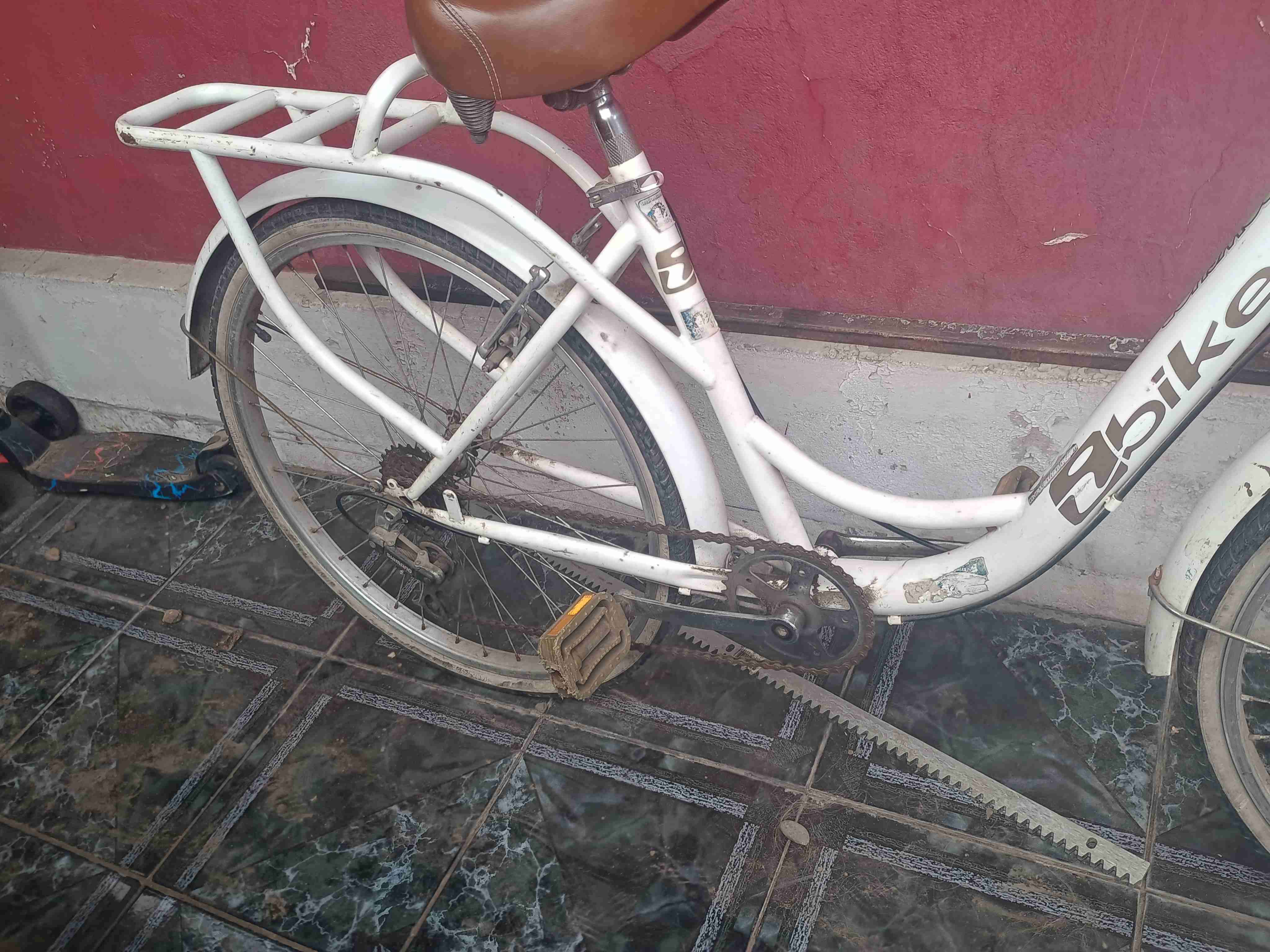 Bicicleta blanca con asiento marrón - miniatura 5