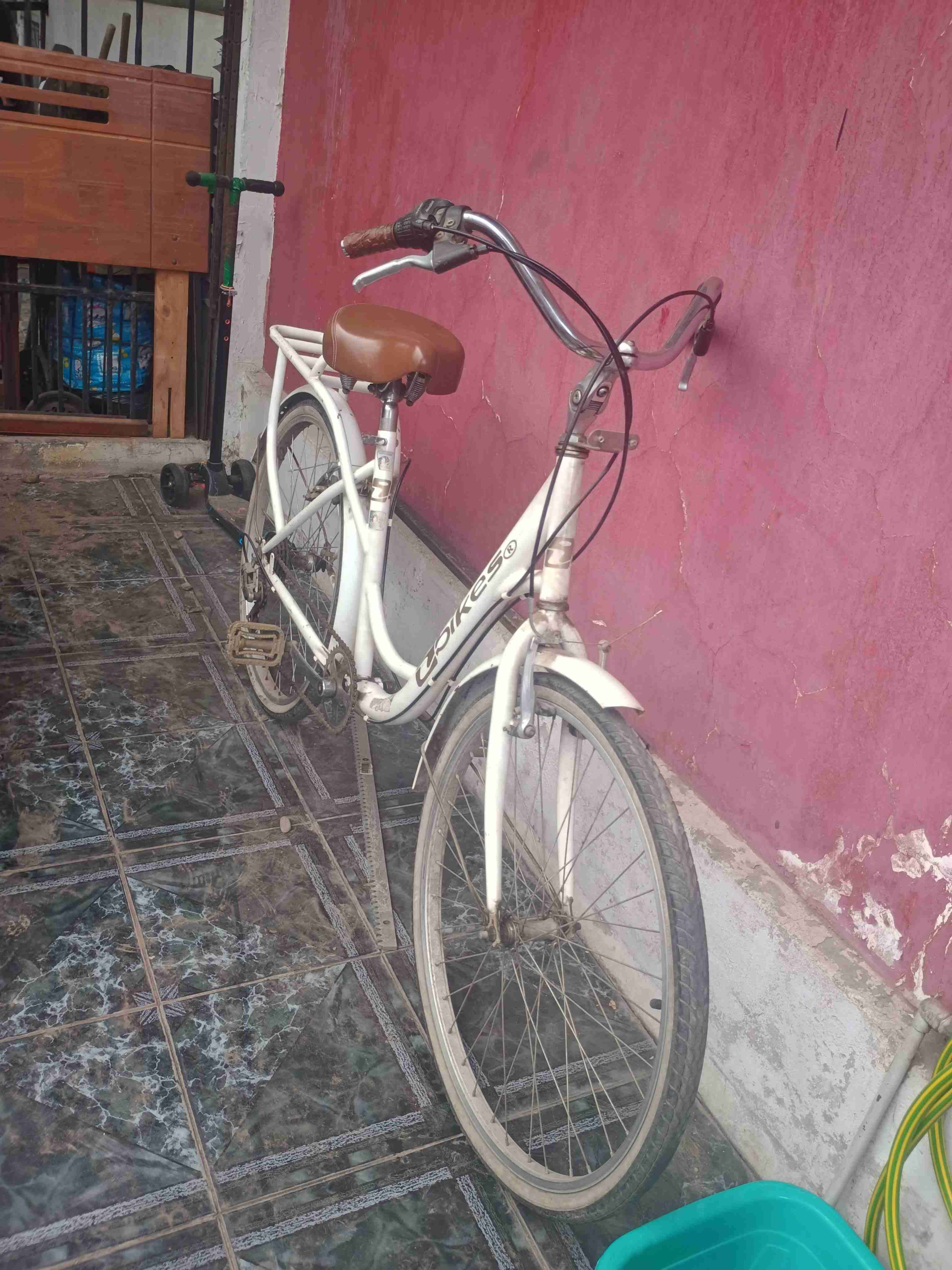 Bicicleta blanca con asiento marrón - miniatura 6