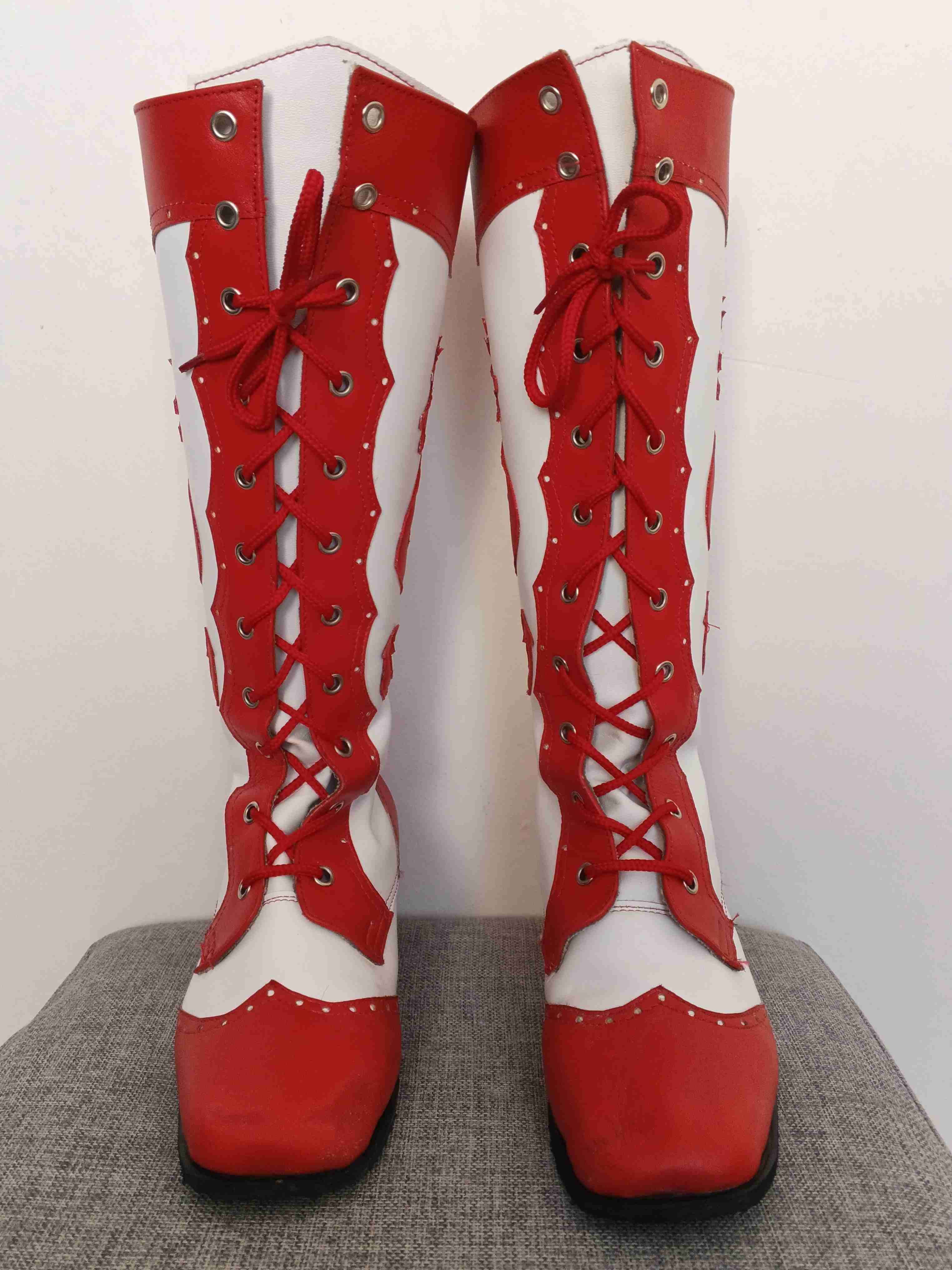 Botas altas rojas y blancas baile religioso