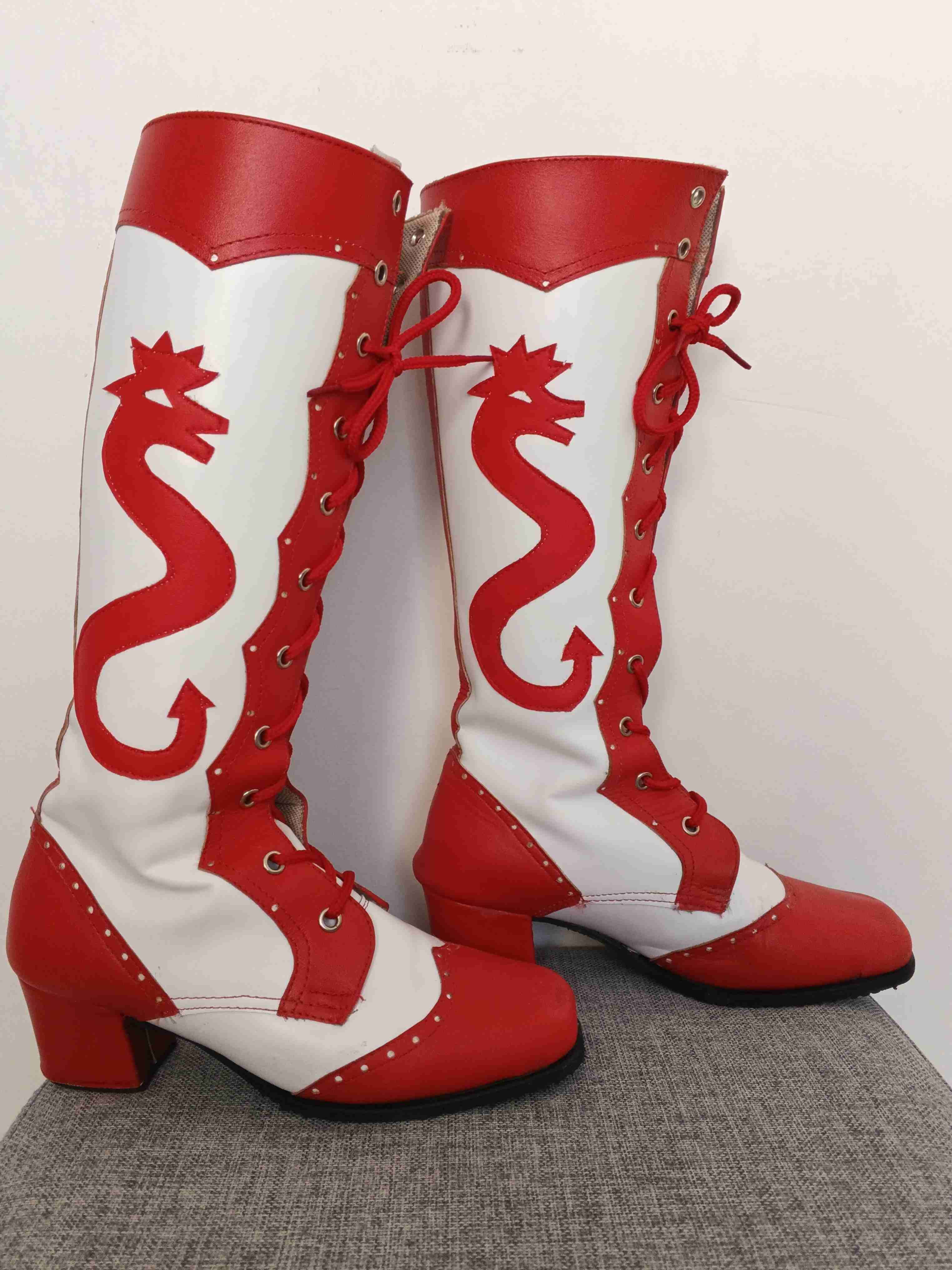 Botas altas rojas y blancas baile religioso - miniatura 2