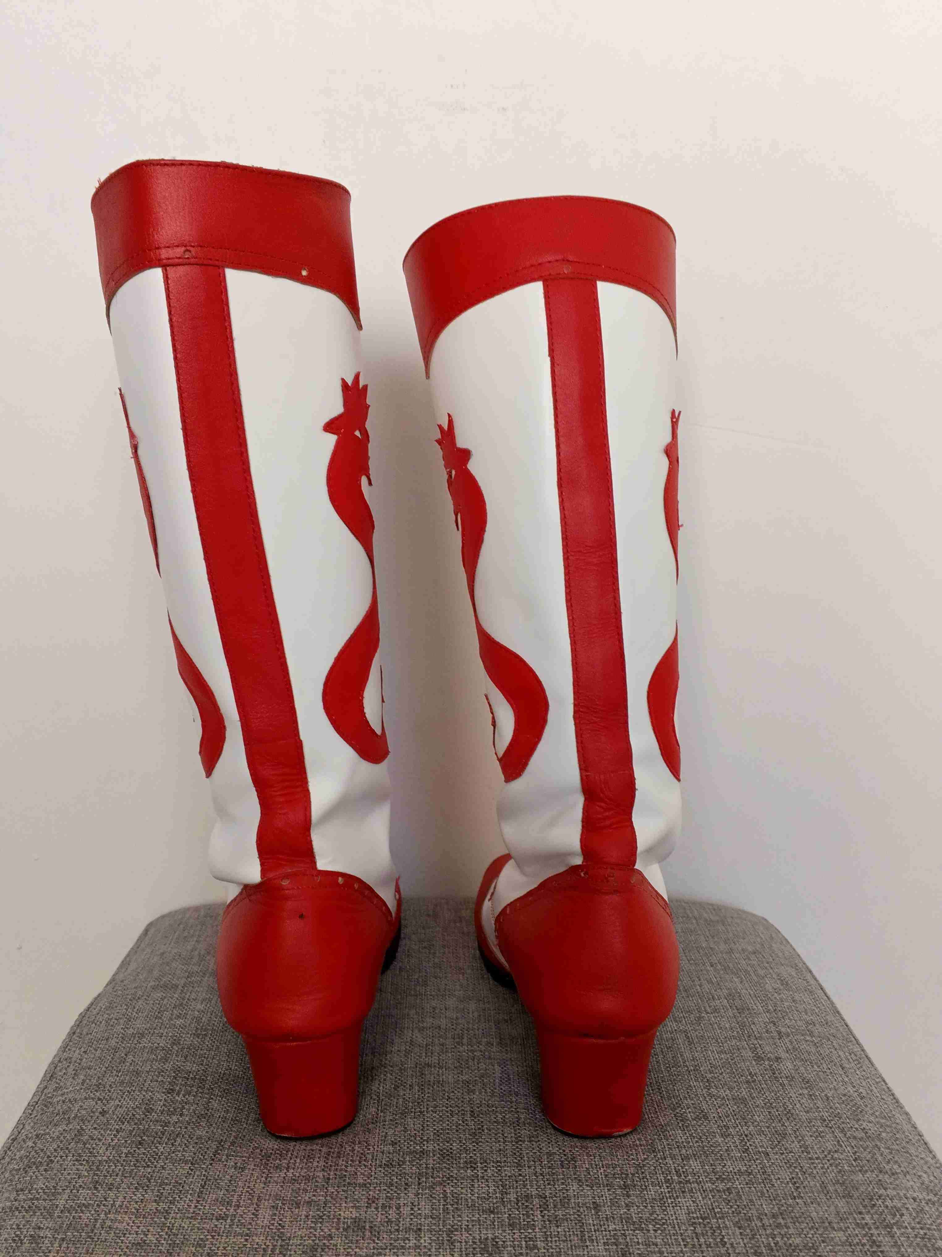 Botas altas rojas y blancas baile religioso - miniatura 3