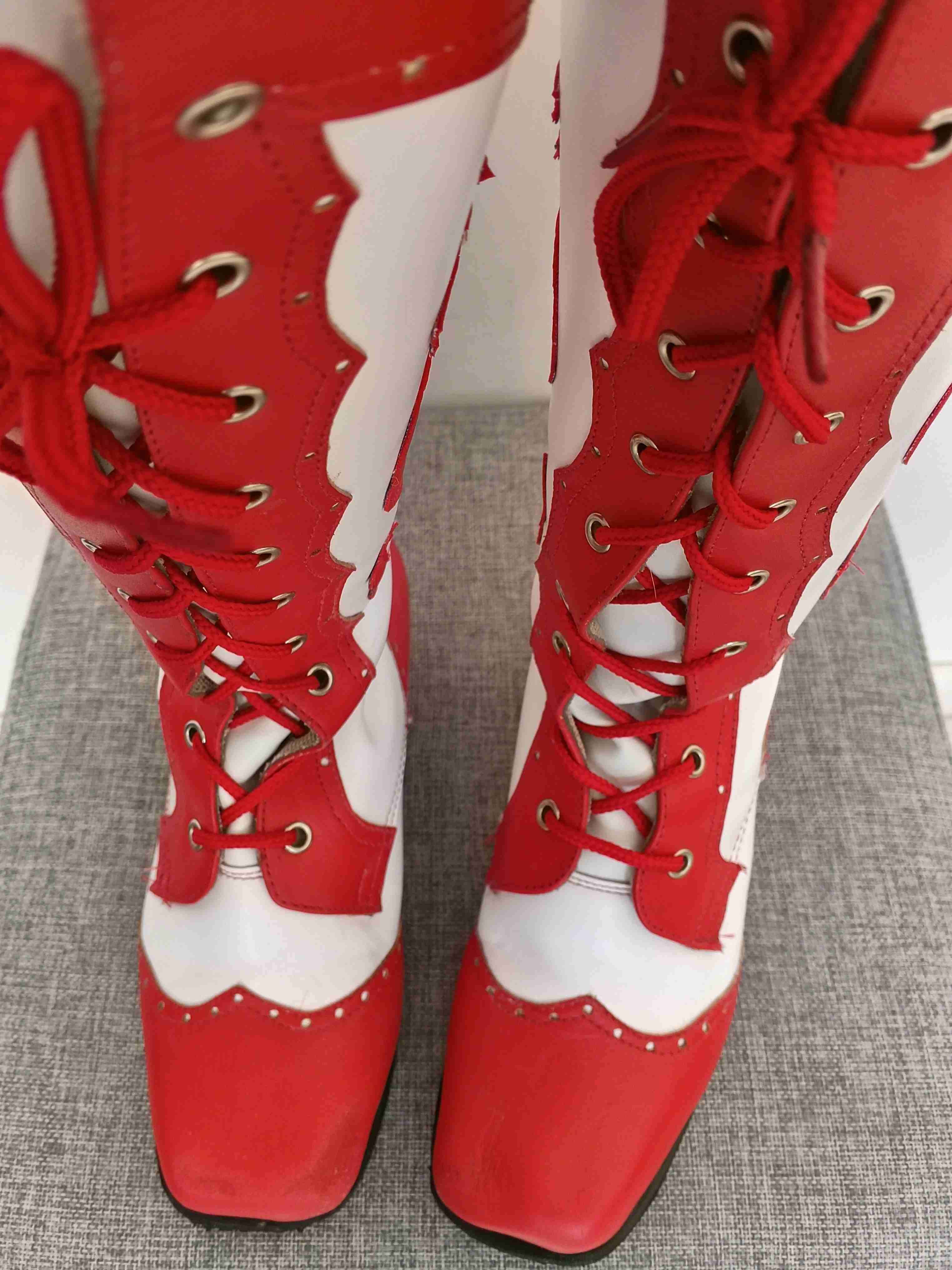 Botas altas rojas y blancas baile religioso - miniatura 5