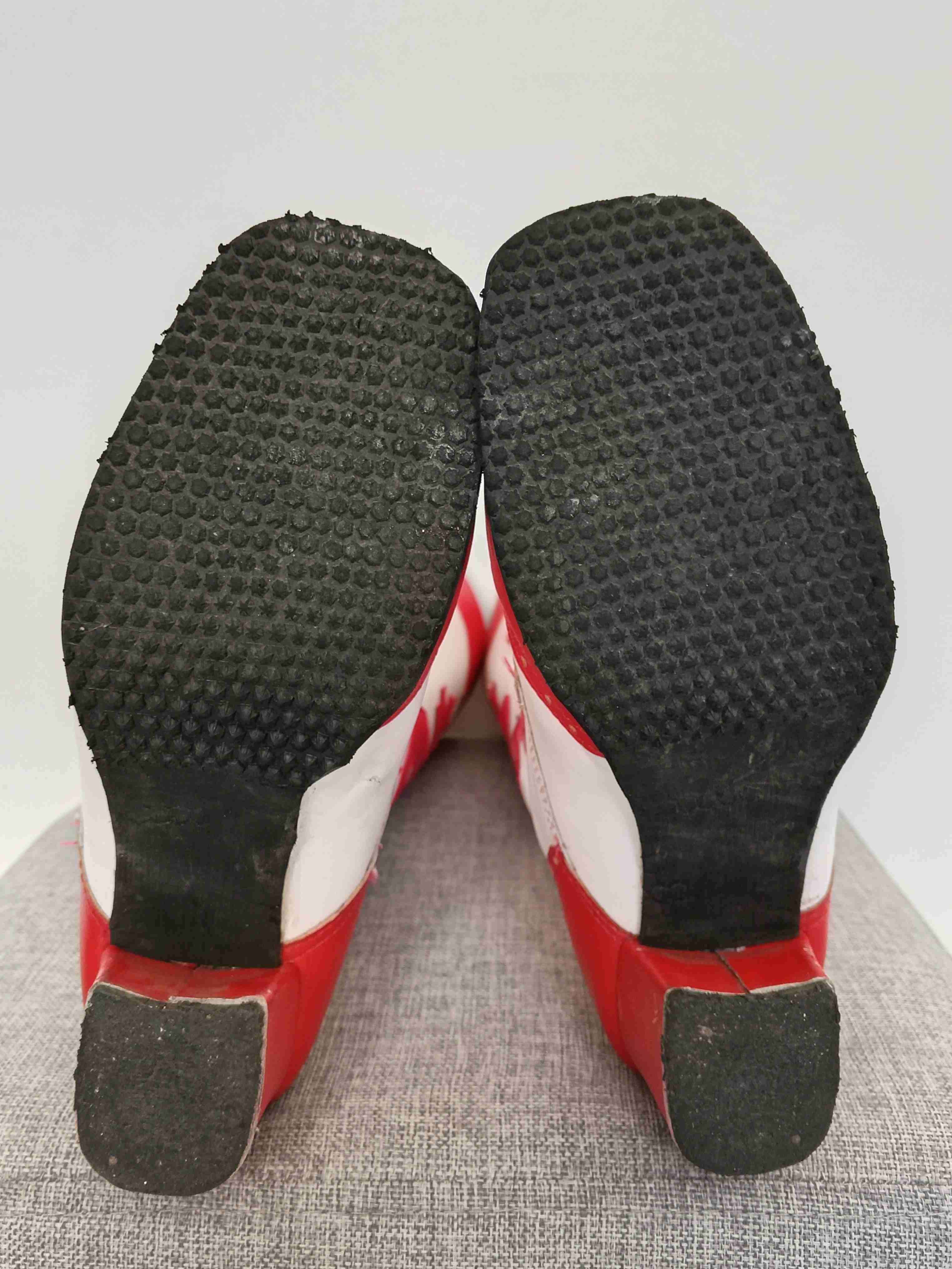 Botas altas rojas y blancas baile religioso - miniatura 6