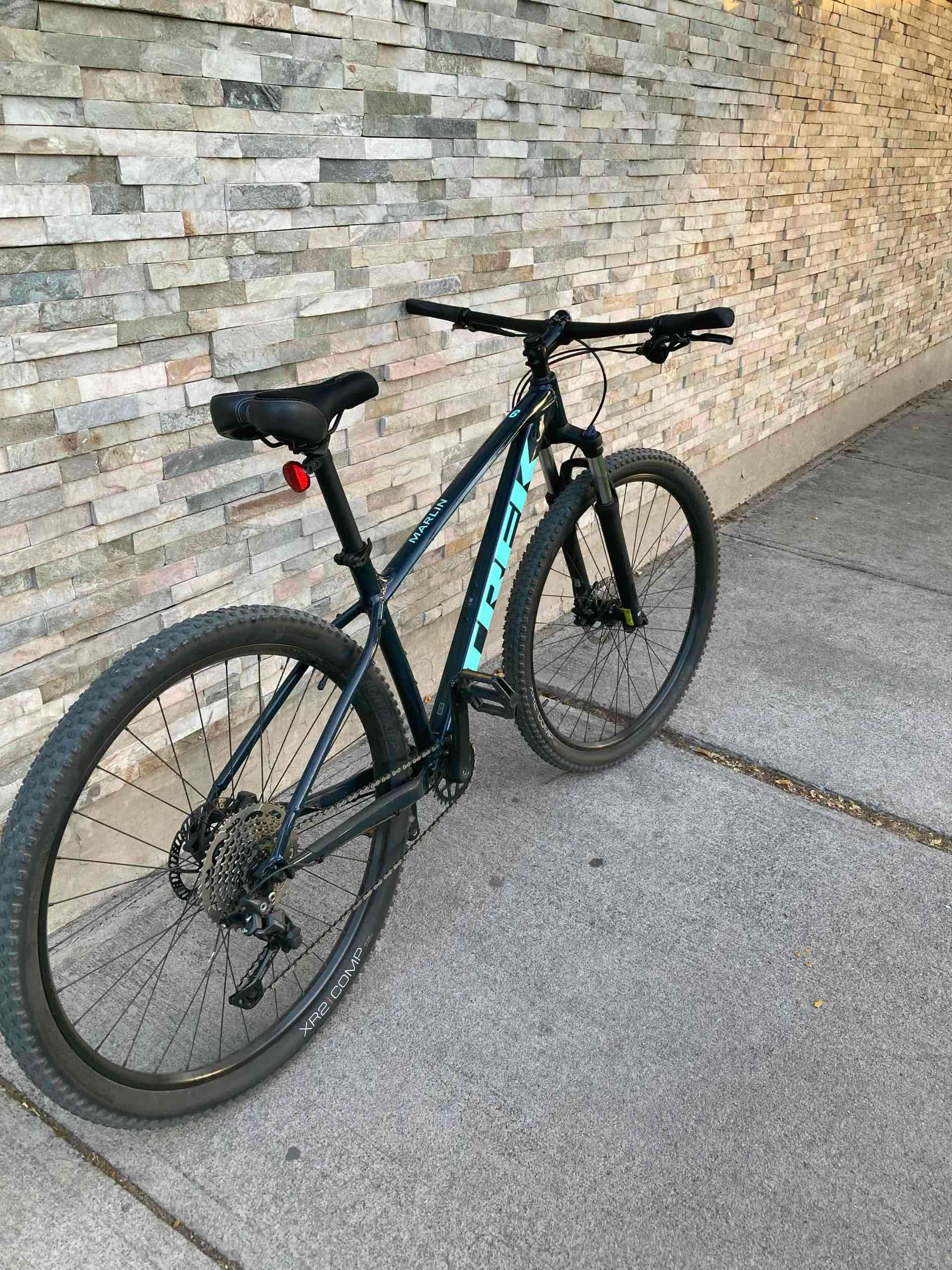 Bicicleta montaña negra y celeste trek marlin 6