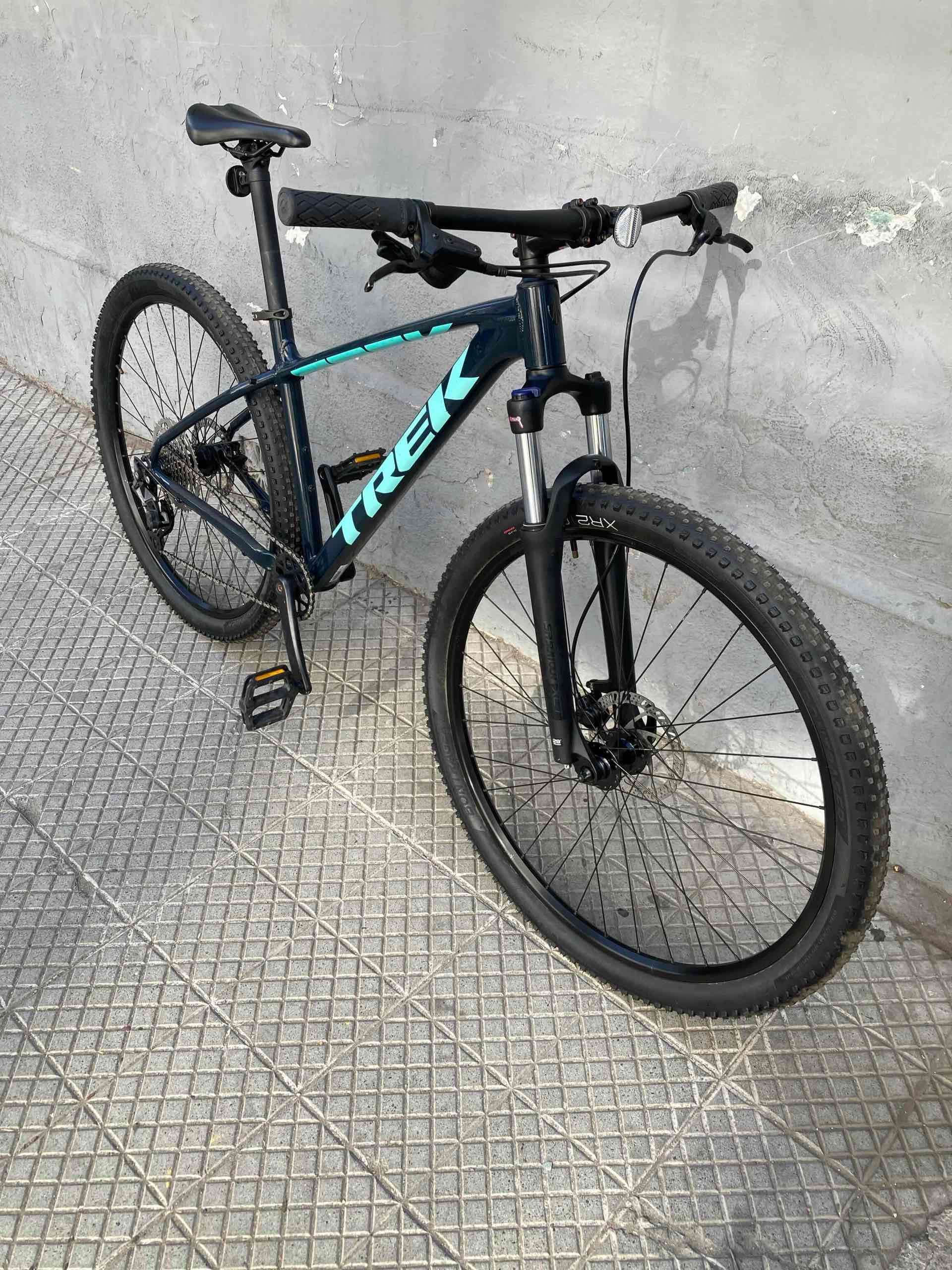 Bicicleta montaña negra y celeste trek marlin 6 - miniatura 2