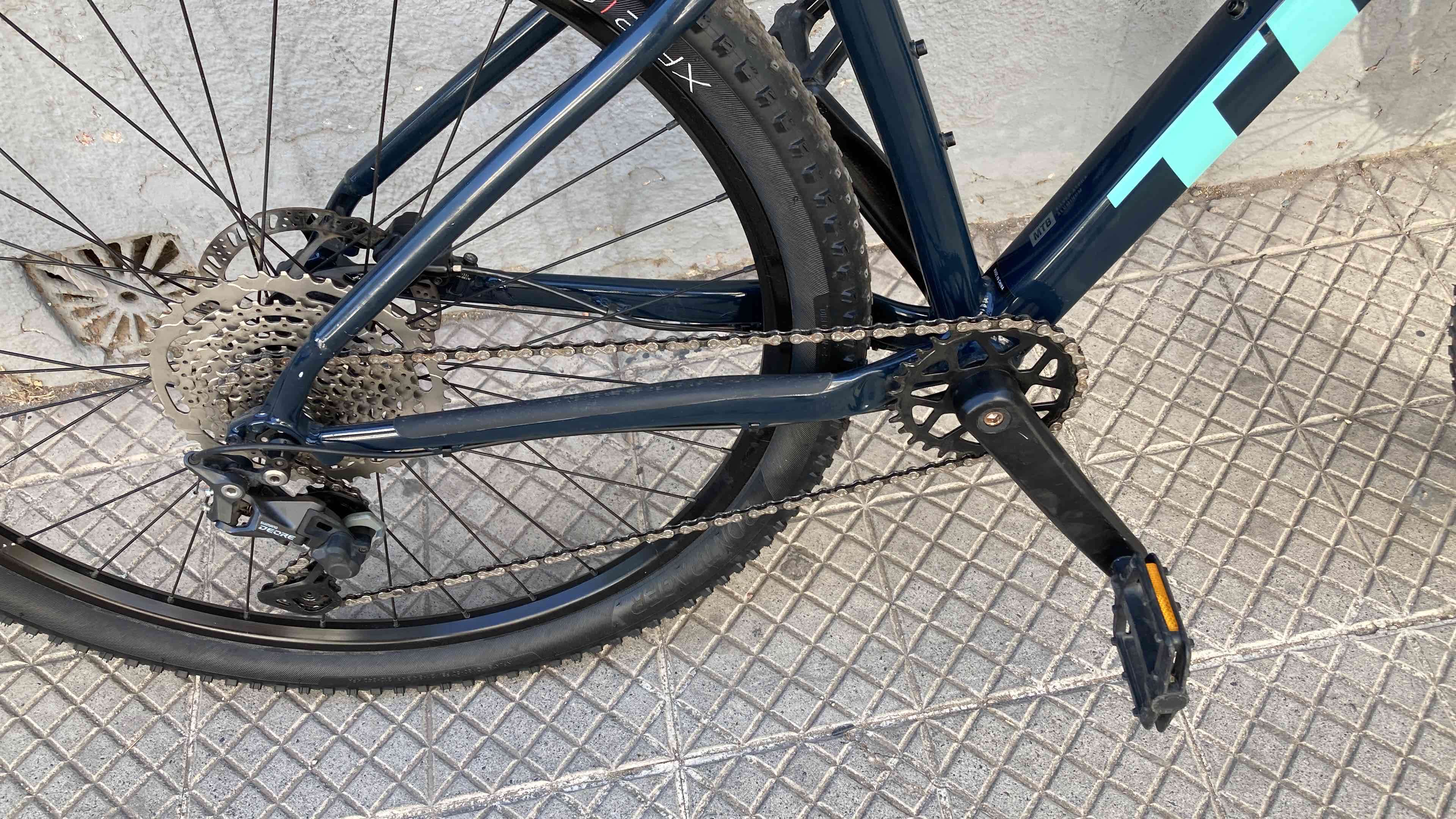 Bicicleta montaña negra y celeste trek marlin 6 - miniatura 3