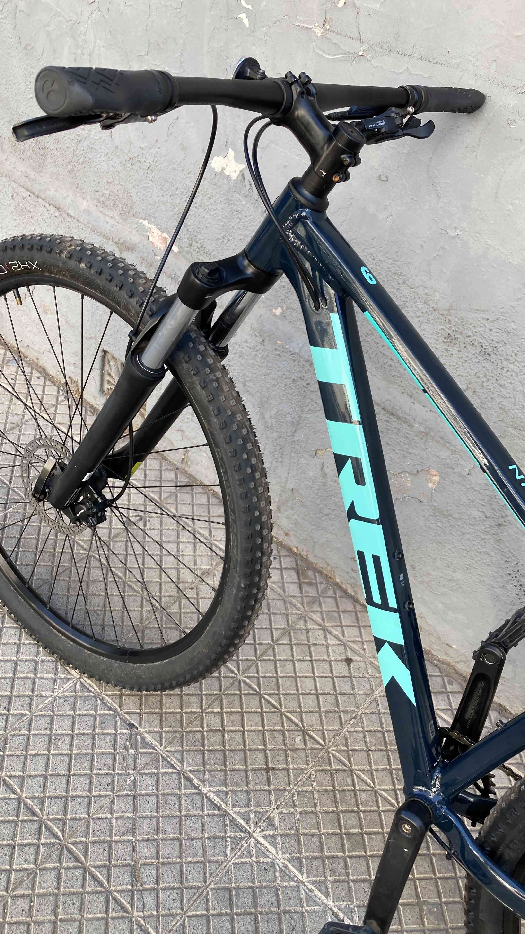 Bicicleta montaña negra y celeste trek marlin 6 - miniatura 4