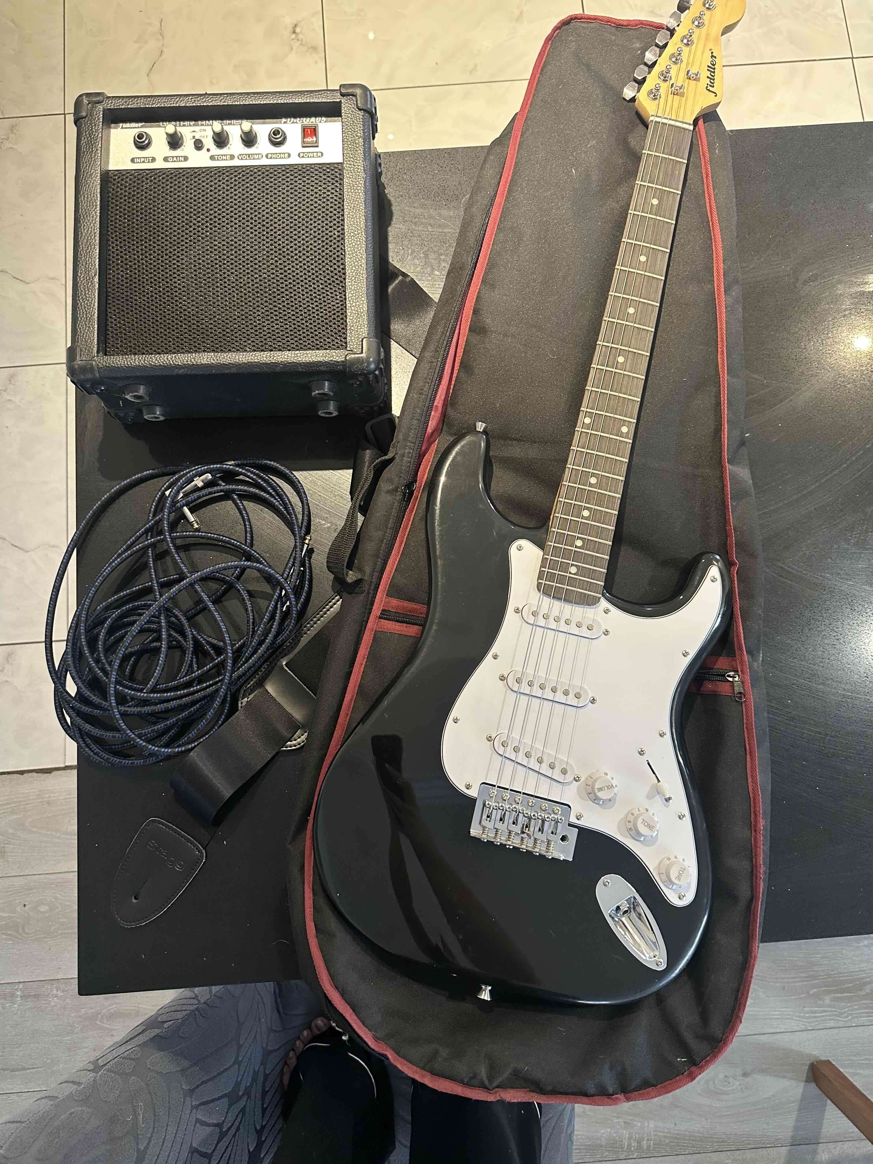 Guitarra eléctrica Stratocaster negra - miniatura 2