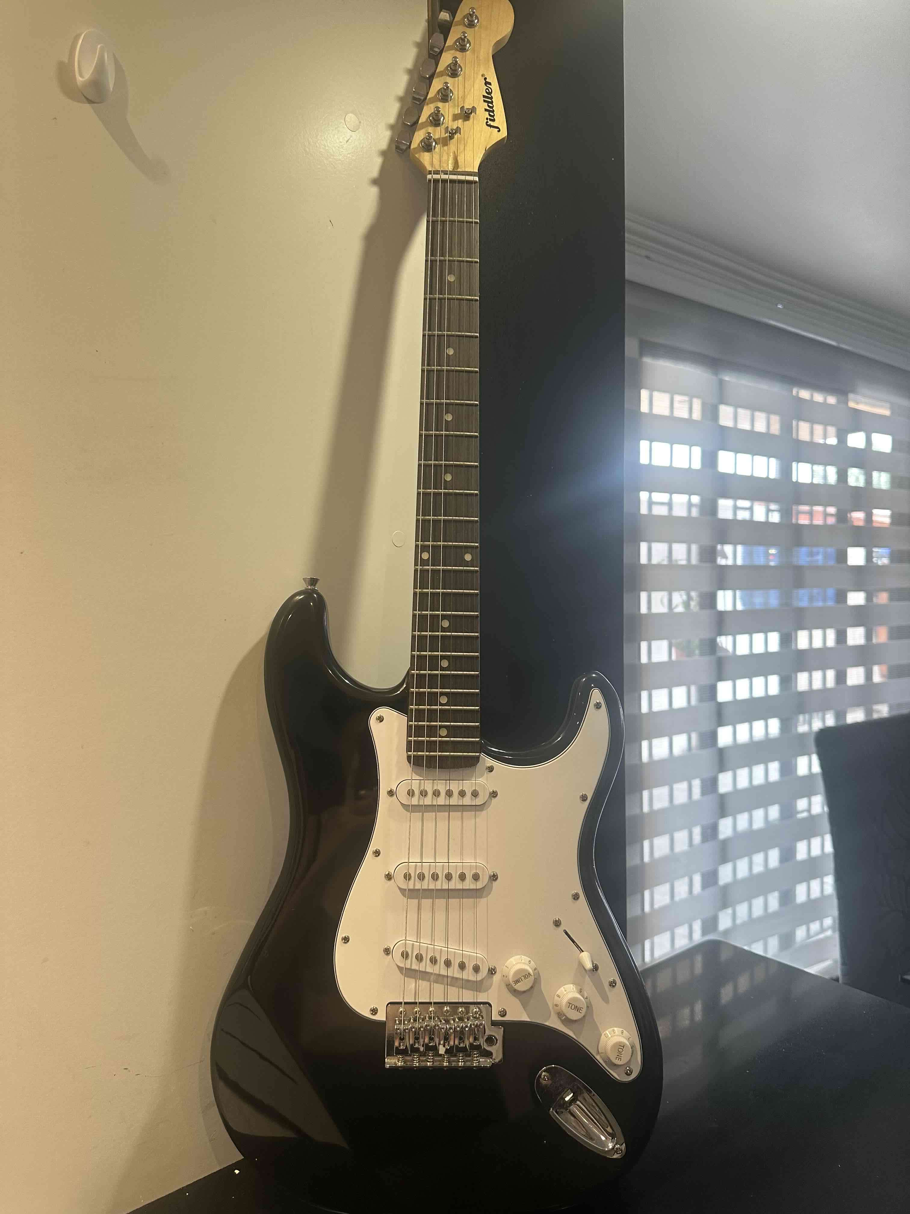 Guitarra eléctrica Stratocaster negra - miniatura 4