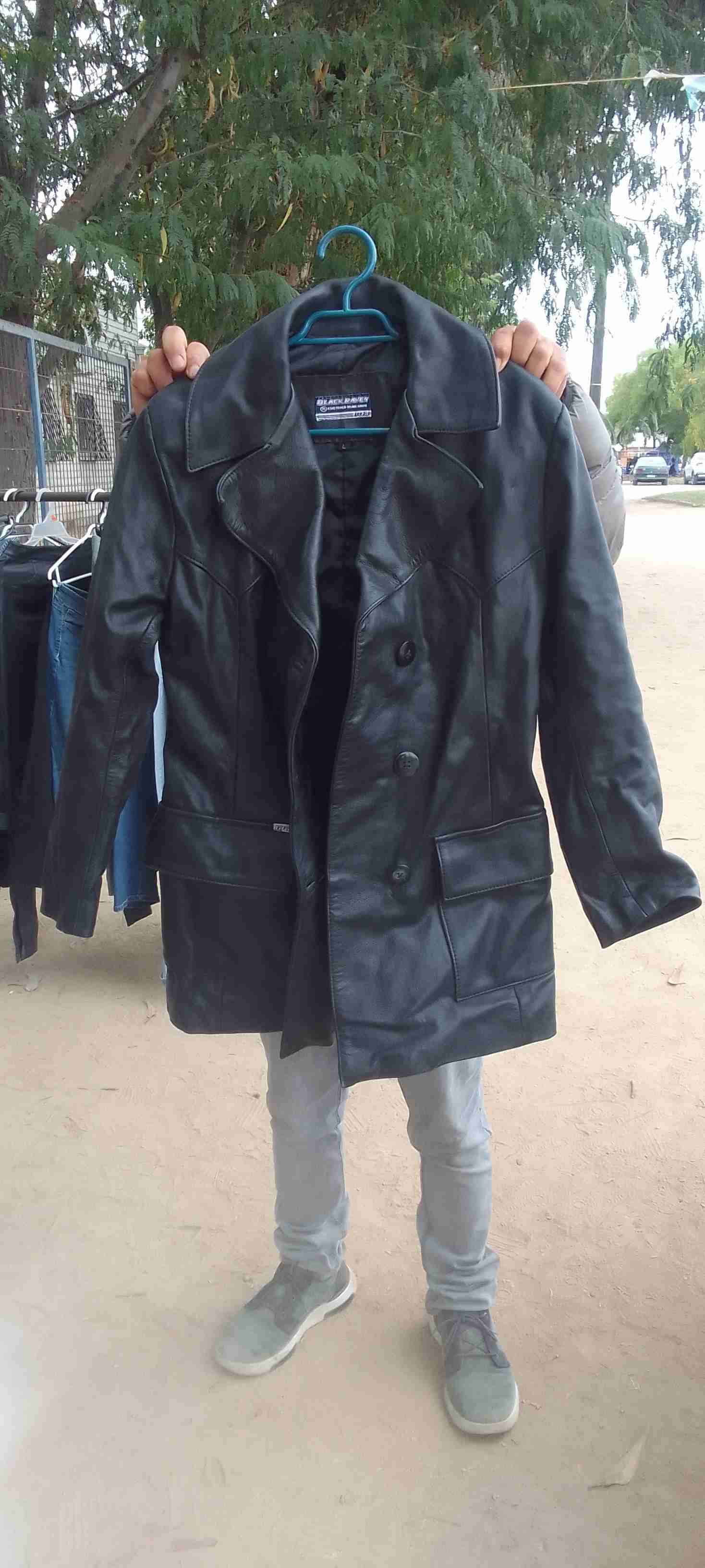 Abrigo largo de cuero negro - miniatura 2