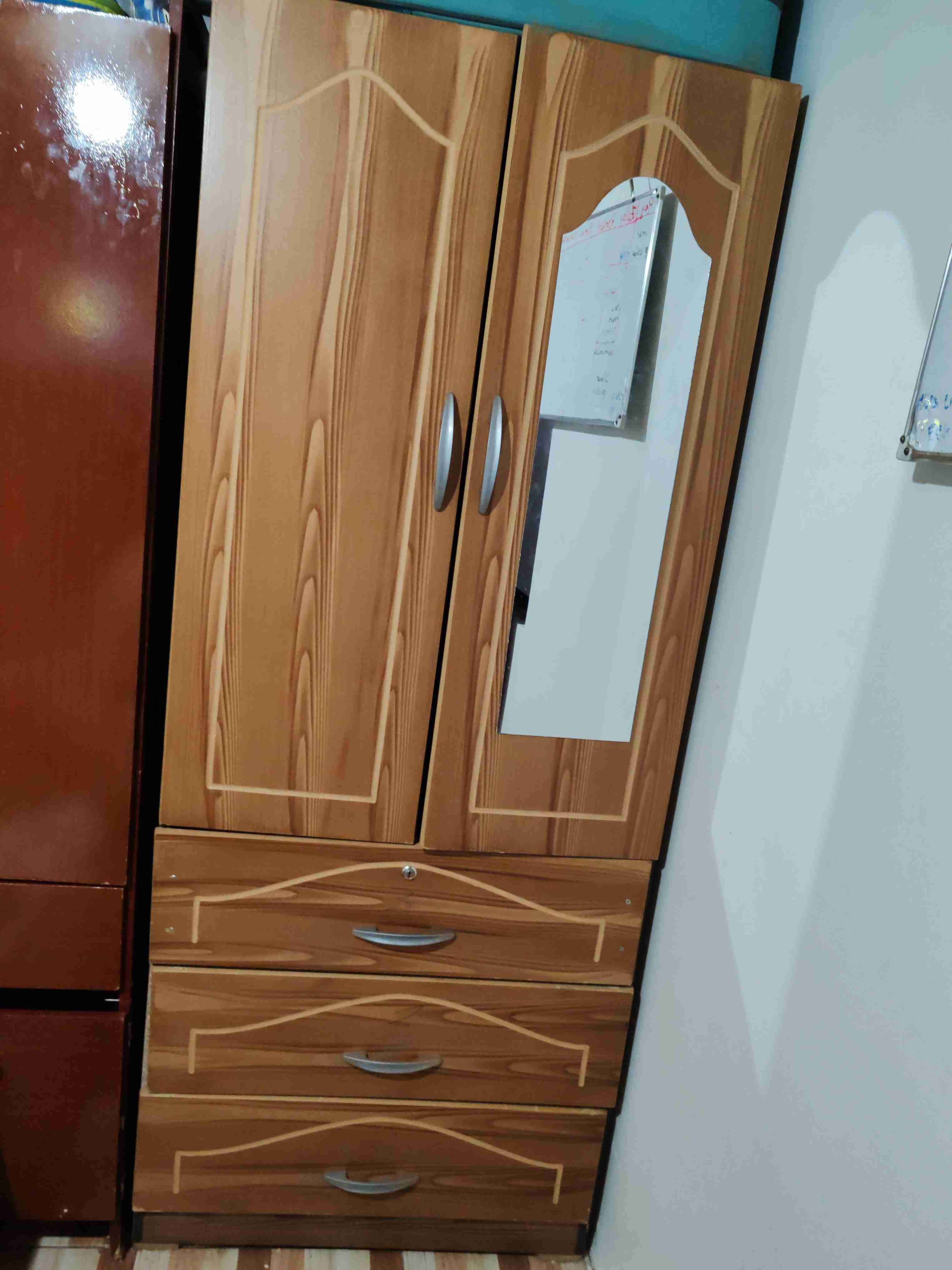 Clóset de madera con espejo