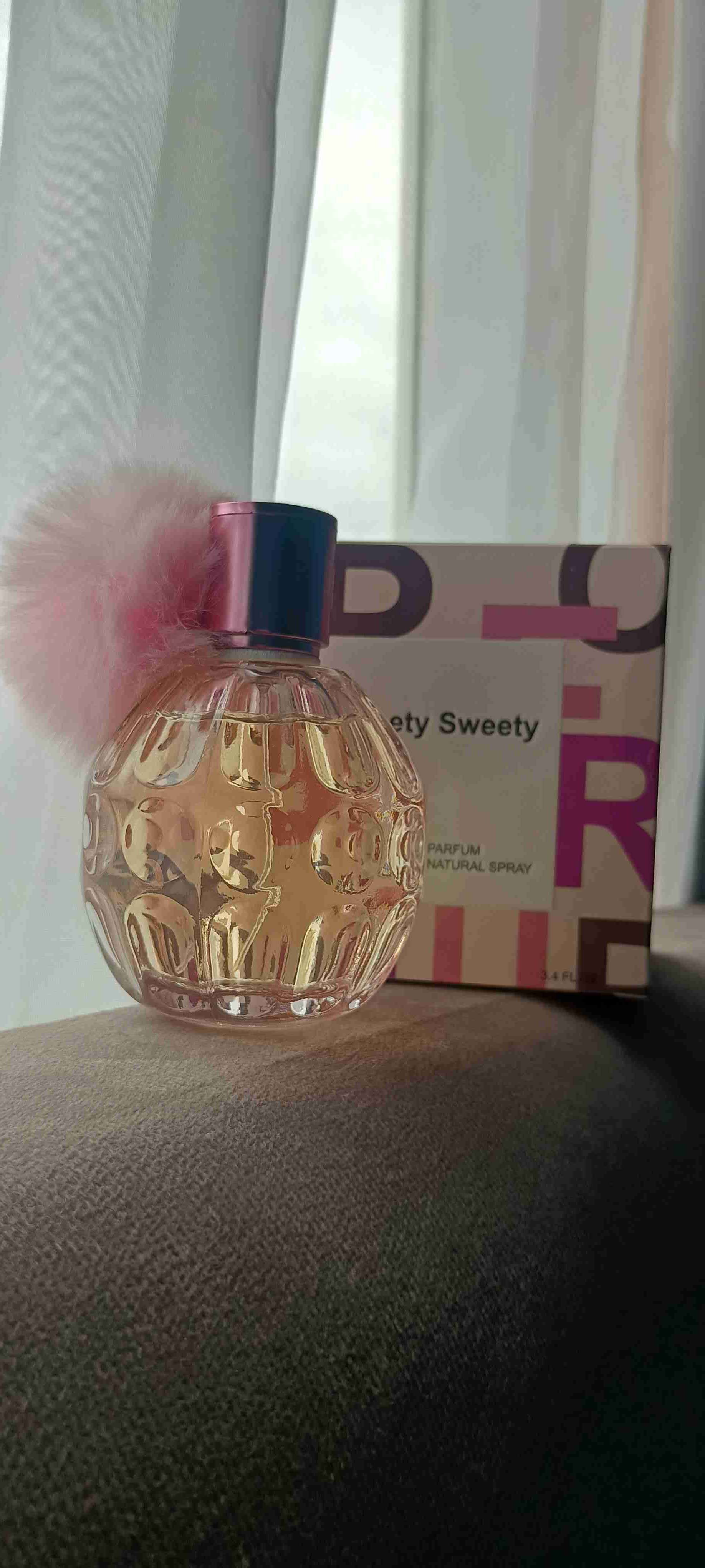 Perfume con pompón rosa
