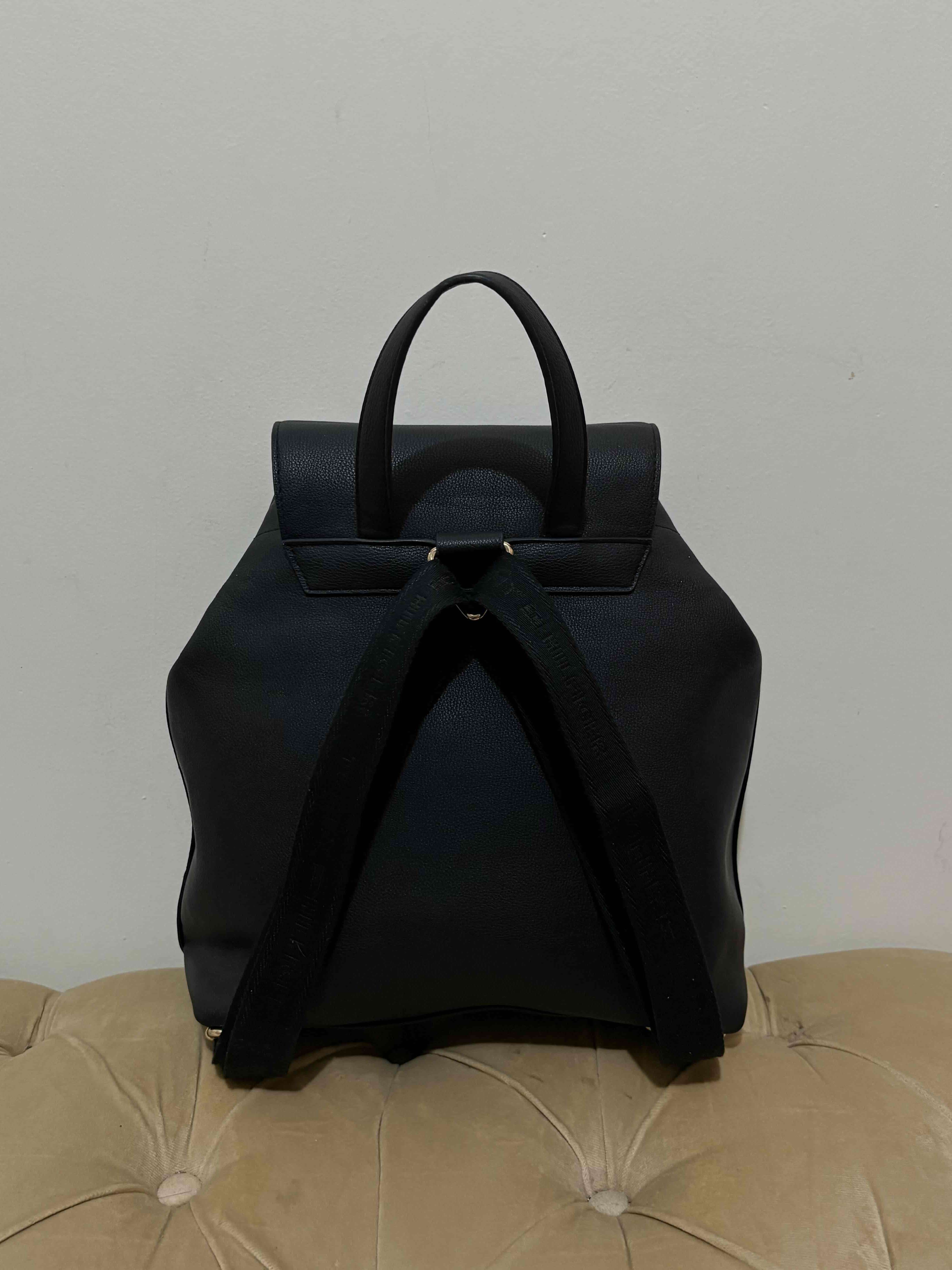 Mochila negra TH - miniatura 2