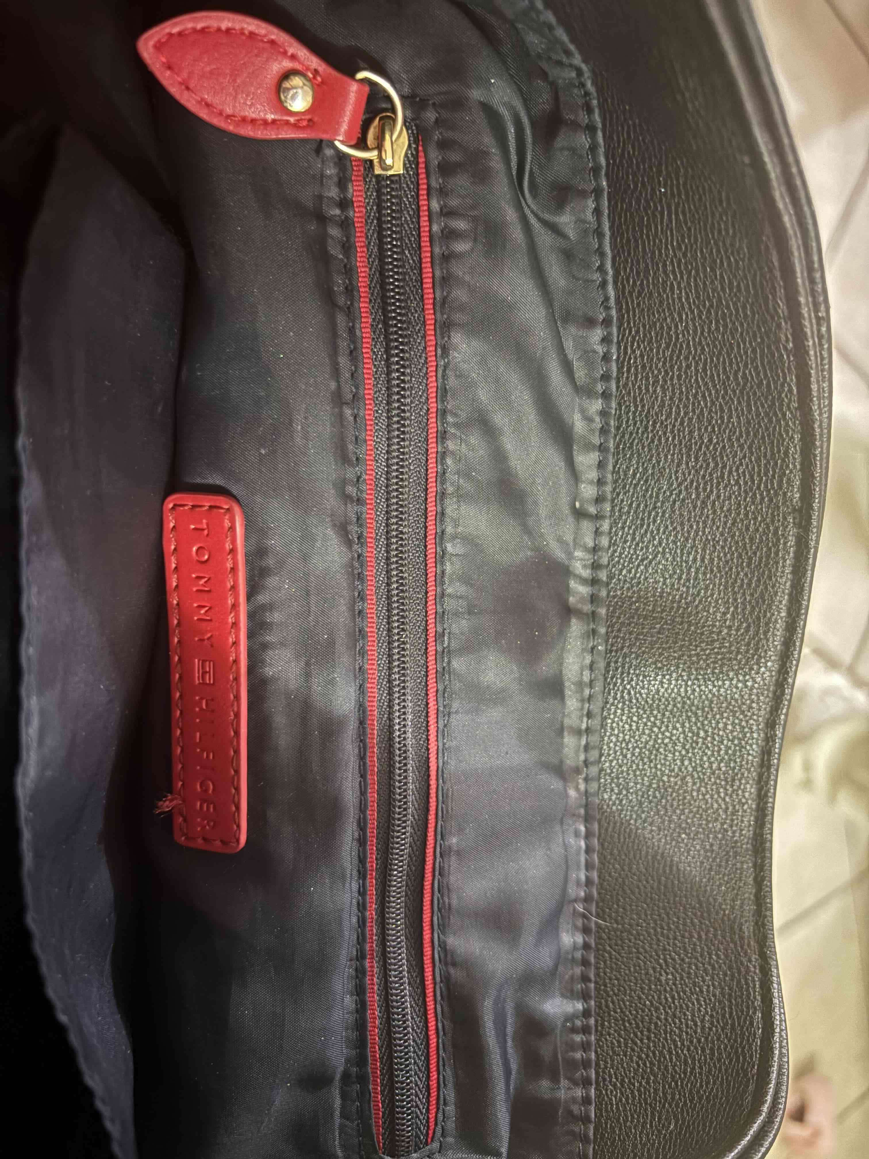 Mochila negra TH - miniatura 3