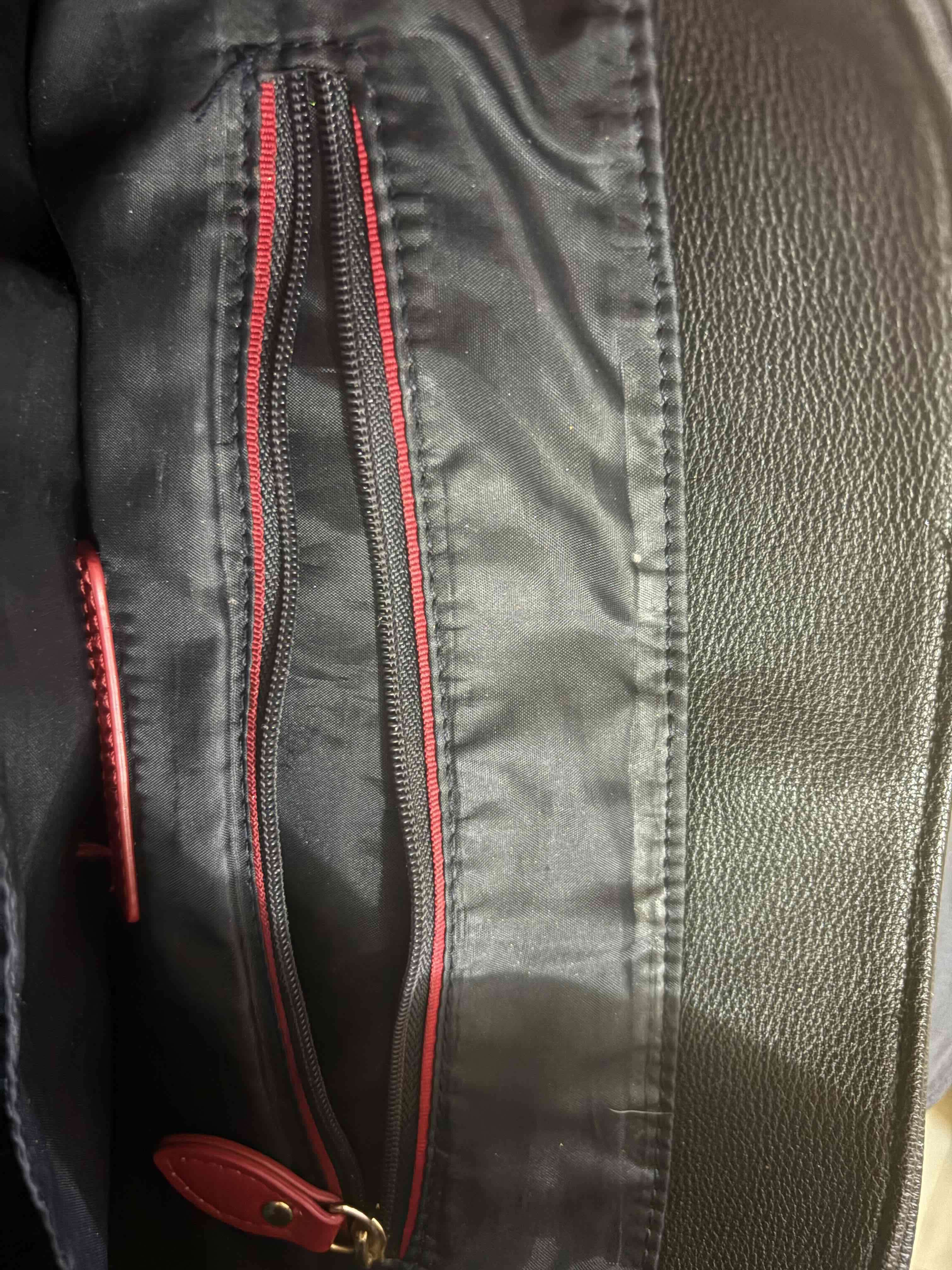 Mochila negra TH - miniatura 5