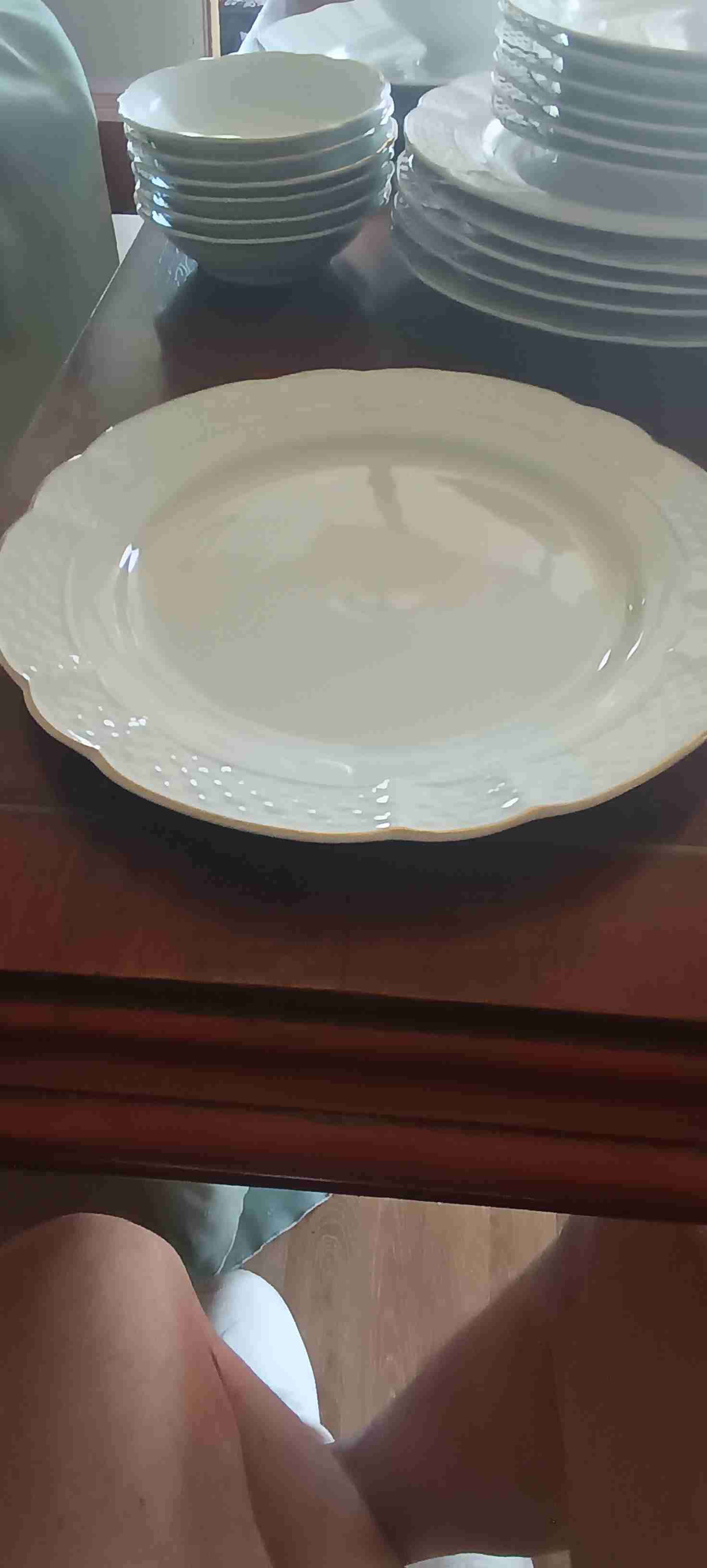 Juego de loza blanca con detalles dorados - miniatura 2