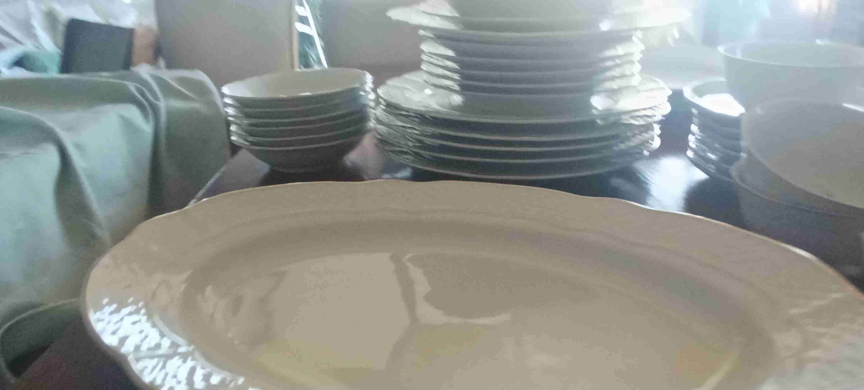 Juego de loza blanca con detalles dorados - miniatura 4