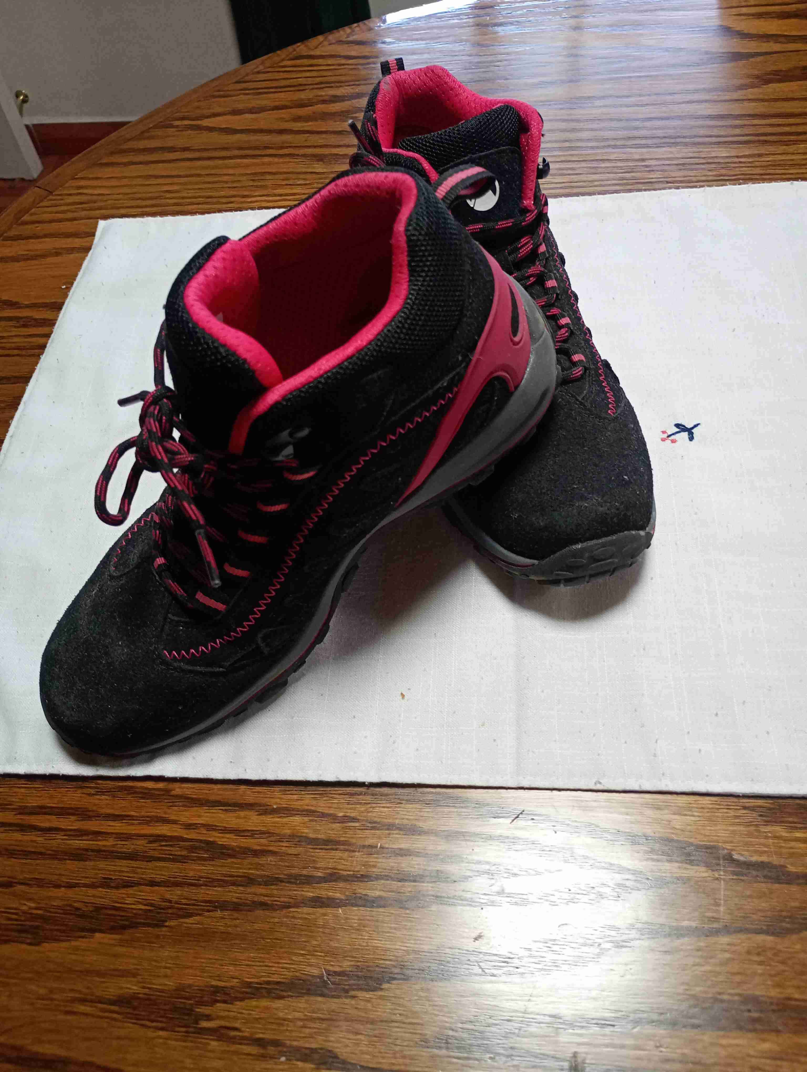 Botas de senderismo negras y rosas