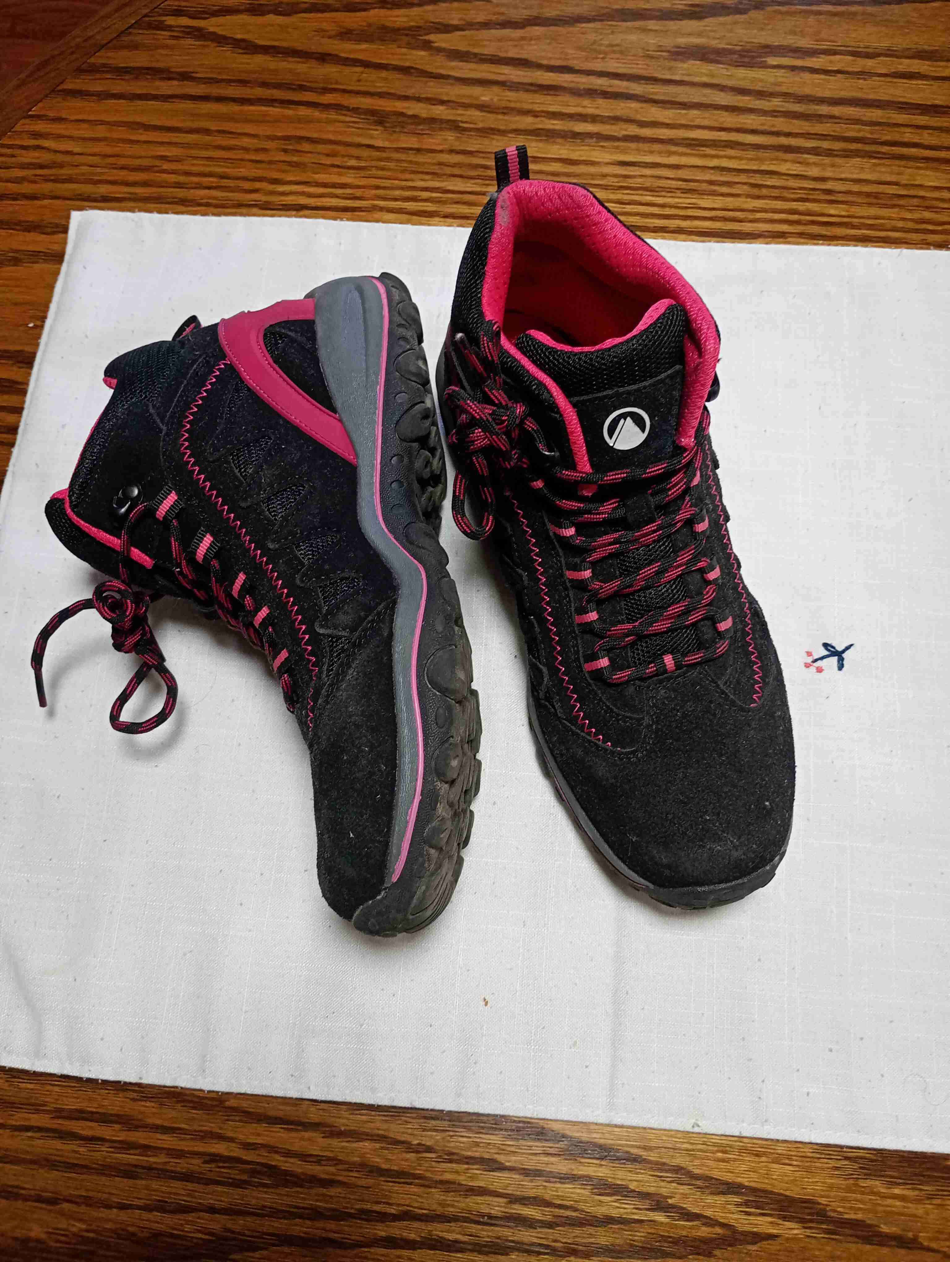 Botas de senderismo negras y rosas - miniatura 2