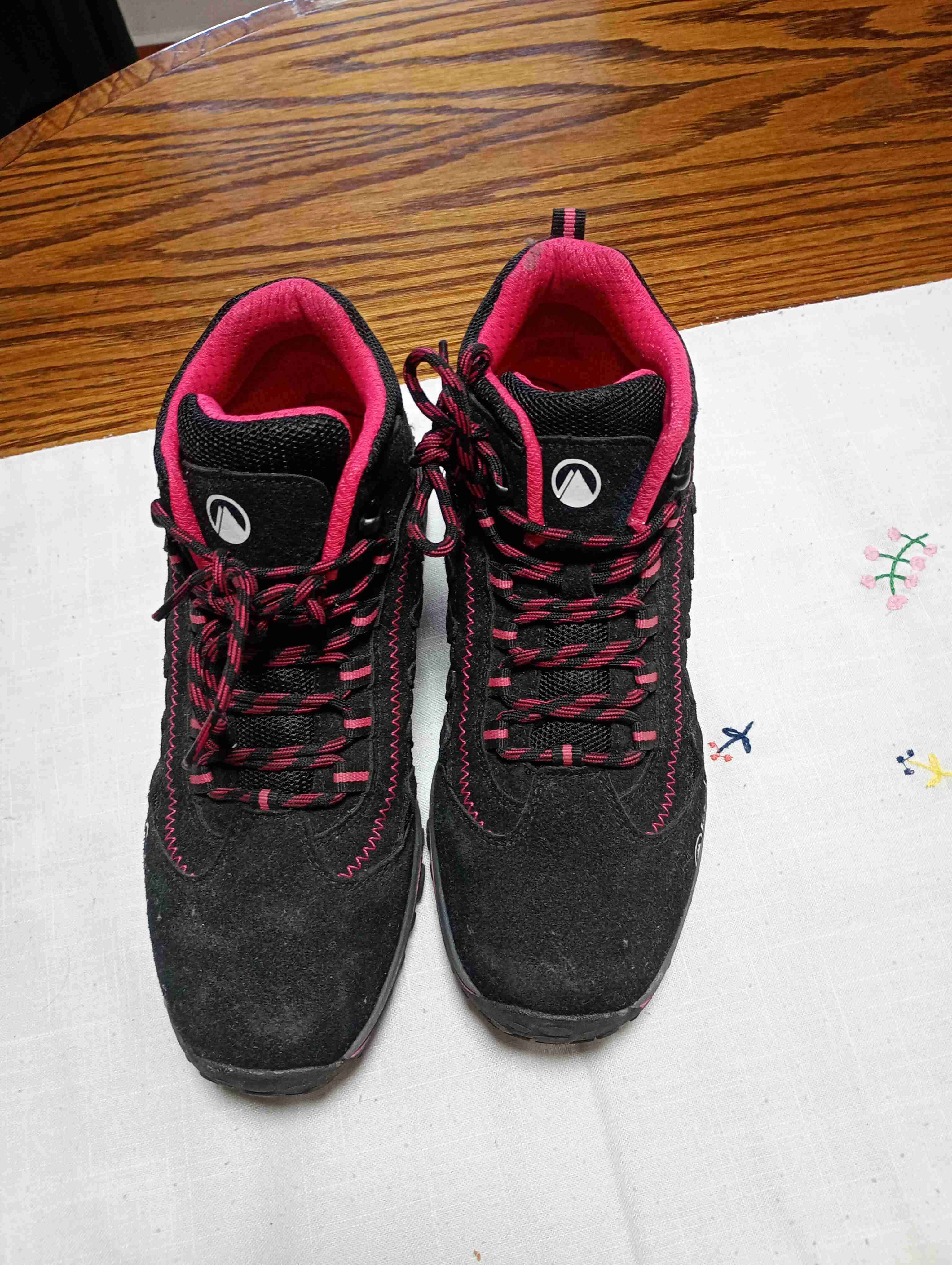 Botas de senderismo negras y rosas - miniatura 3