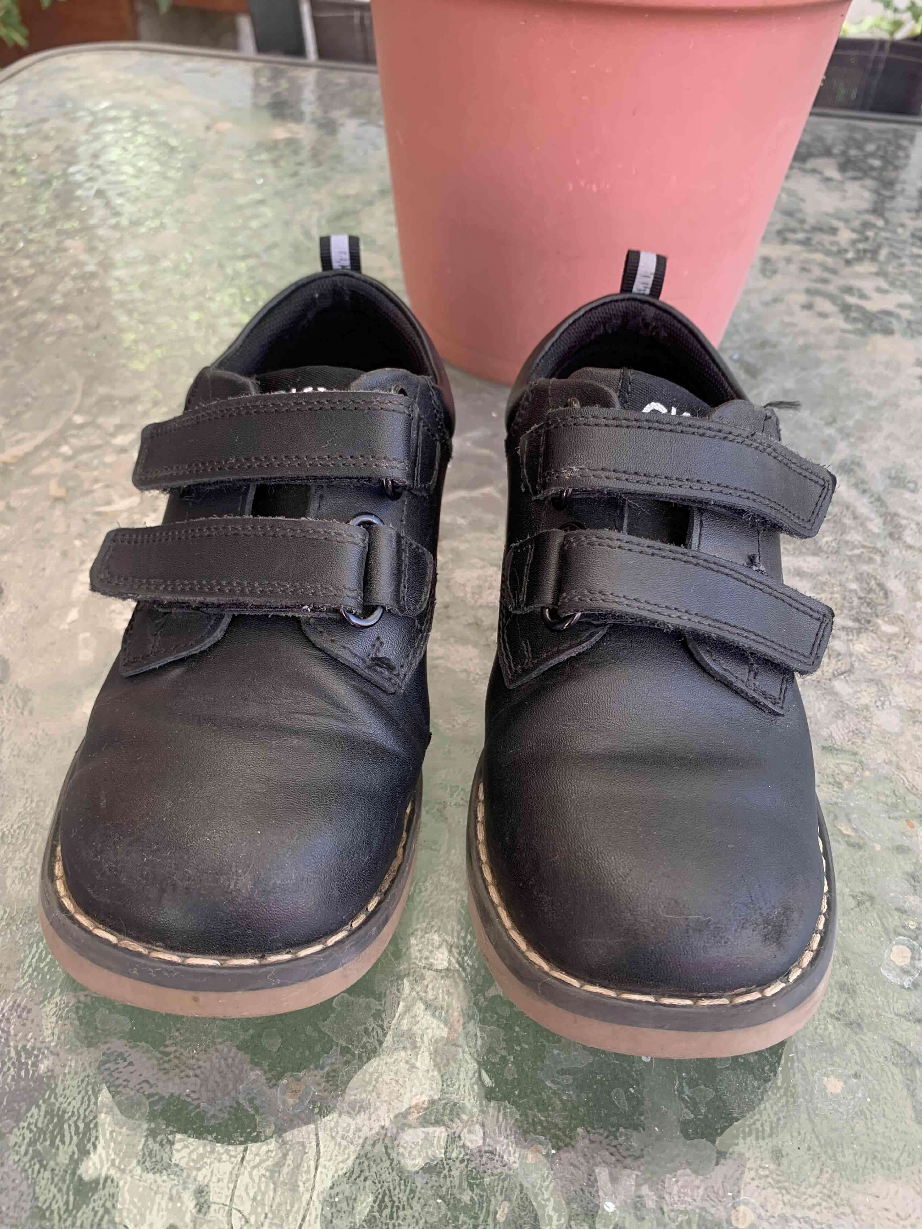 Zapatos escolares negros de cuero