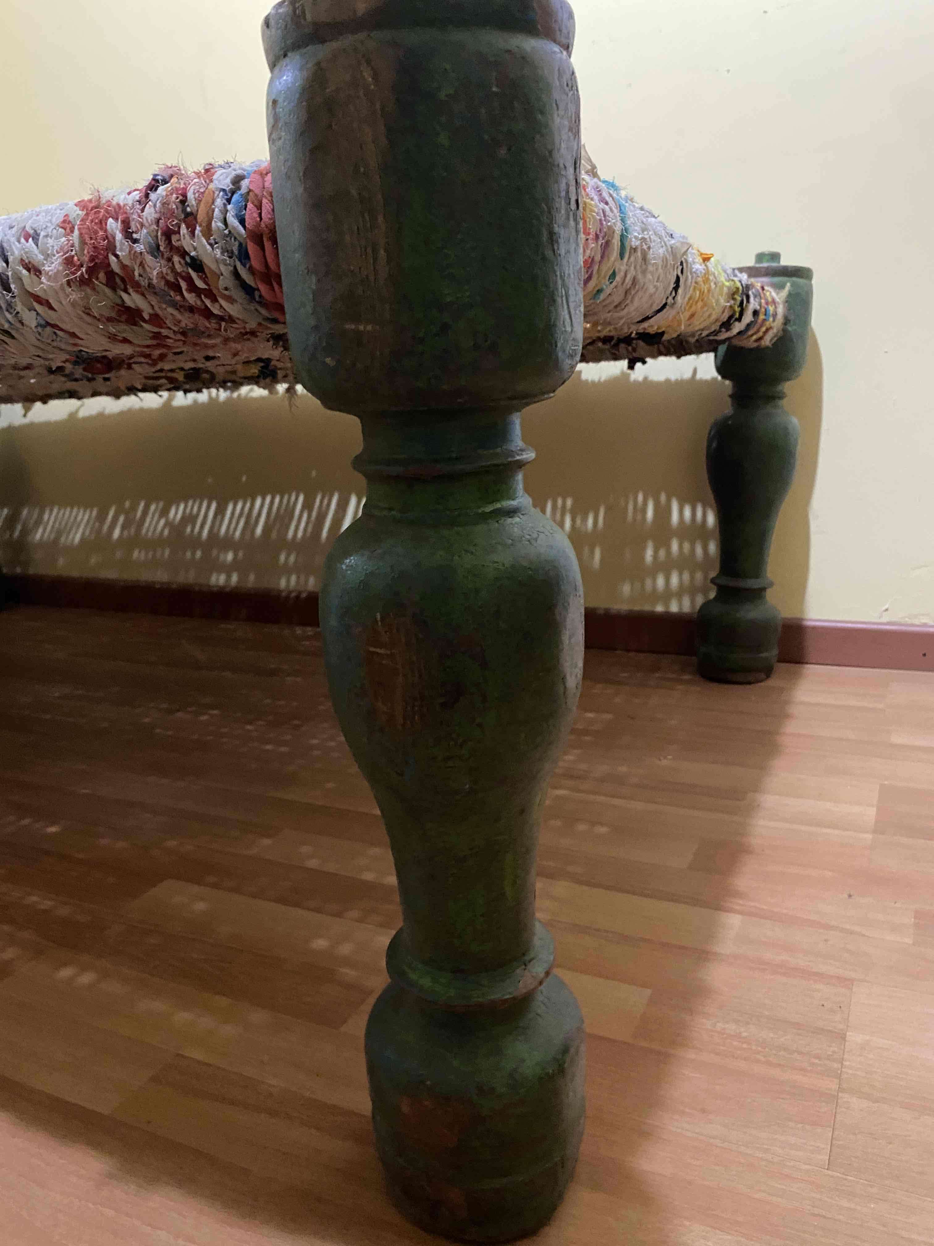 Banco con base de madera rústica