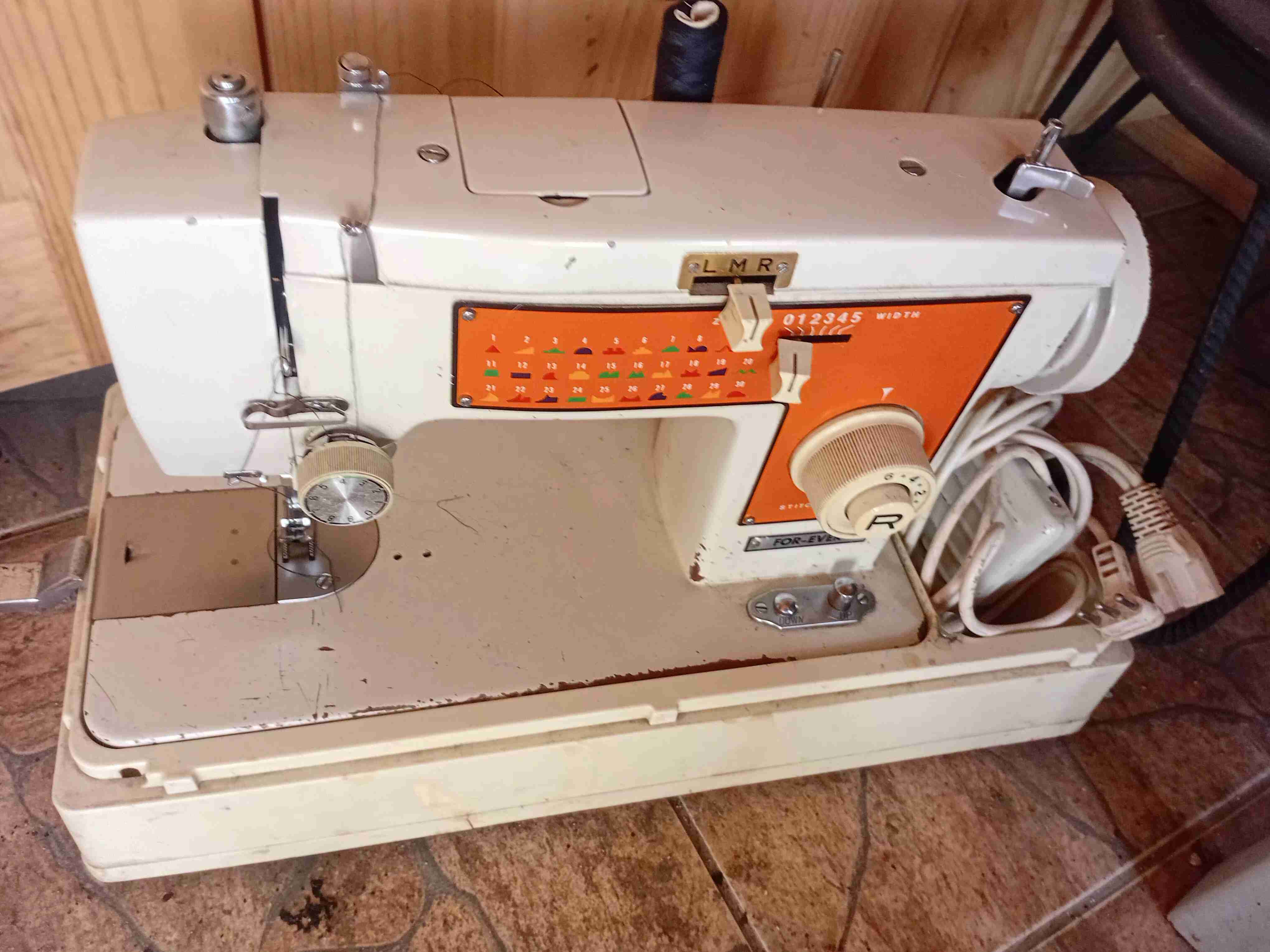 Máquina de coser vintage blanca