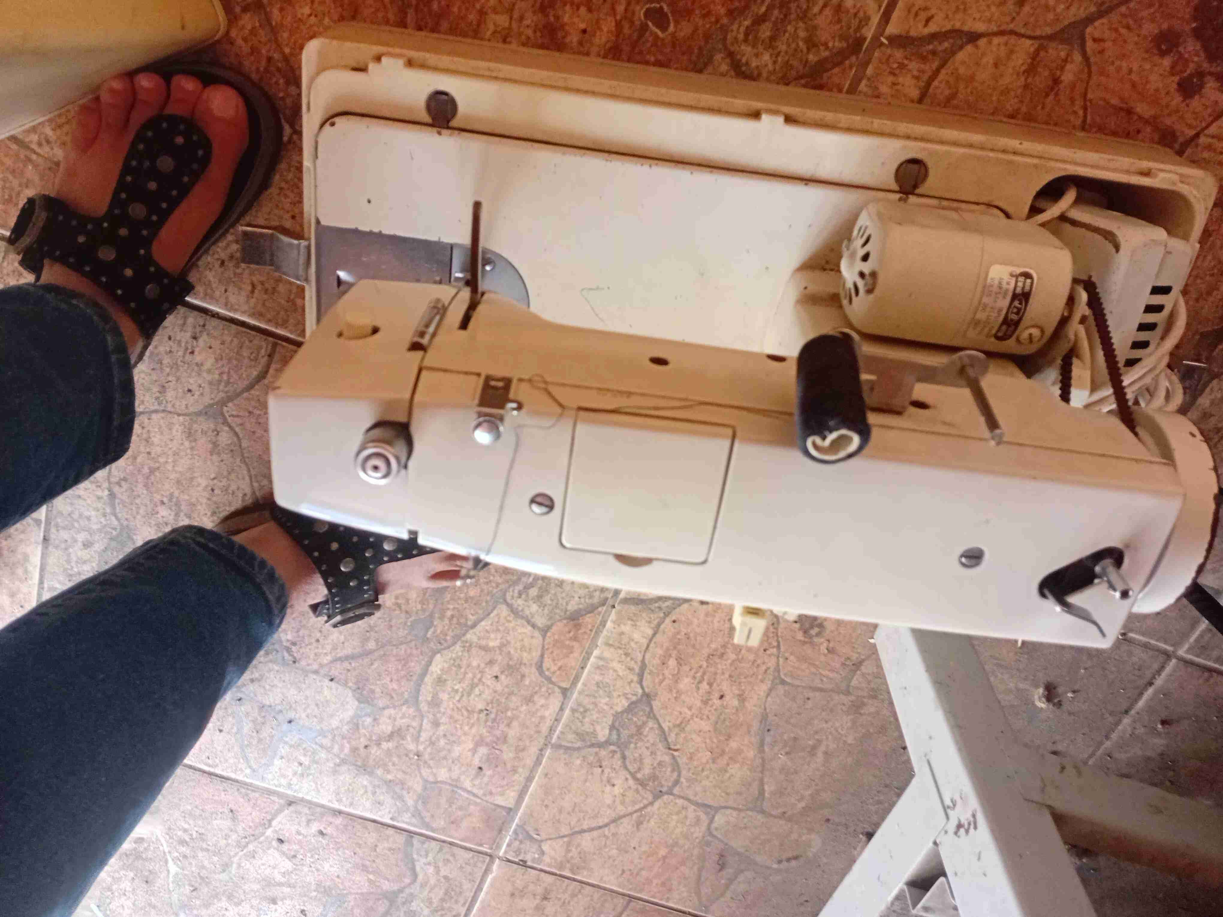 Máquina de coser vintage blanca - miniatura 2