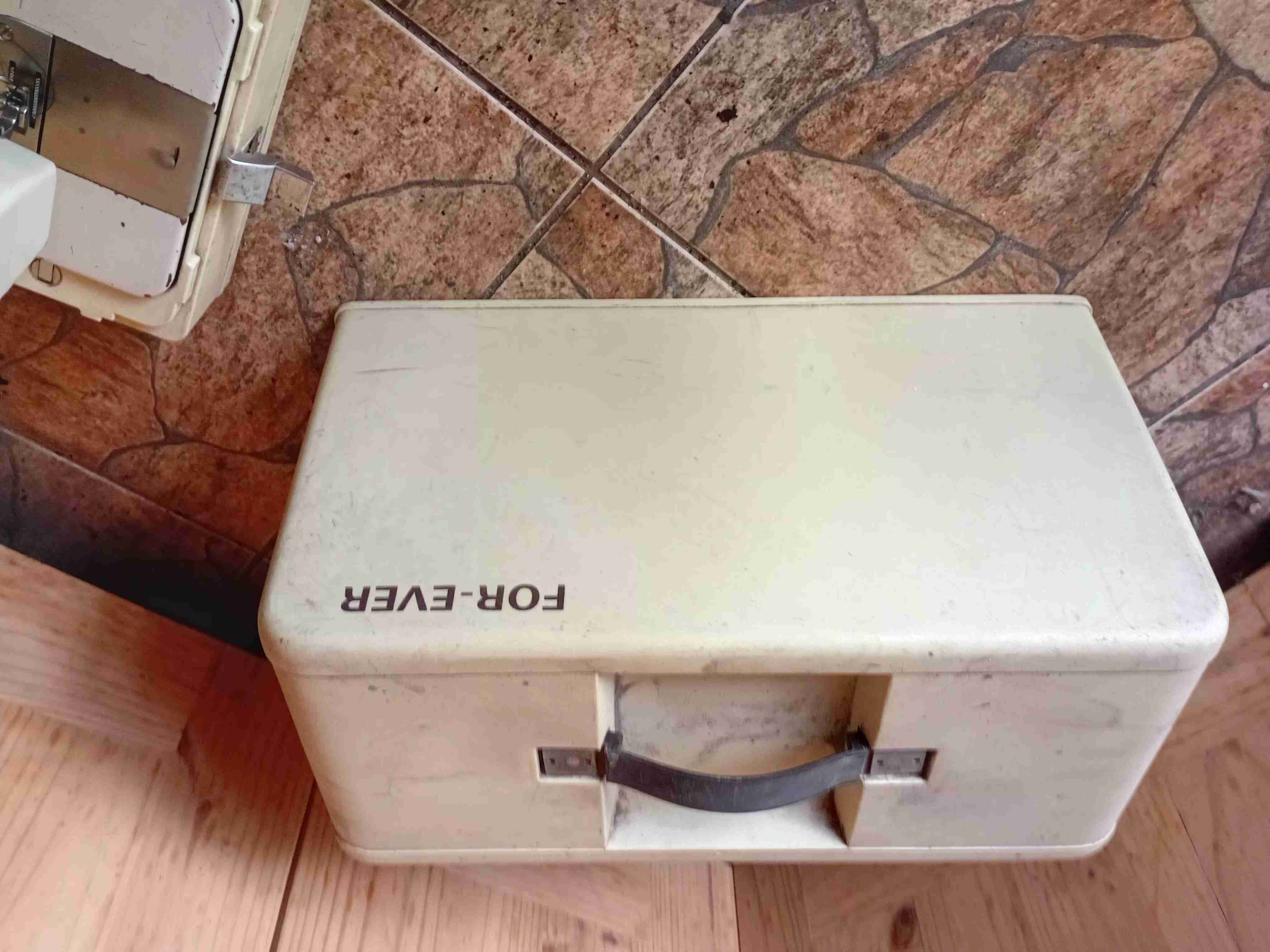 Máquina de coser vintage blanca - miniatura 3