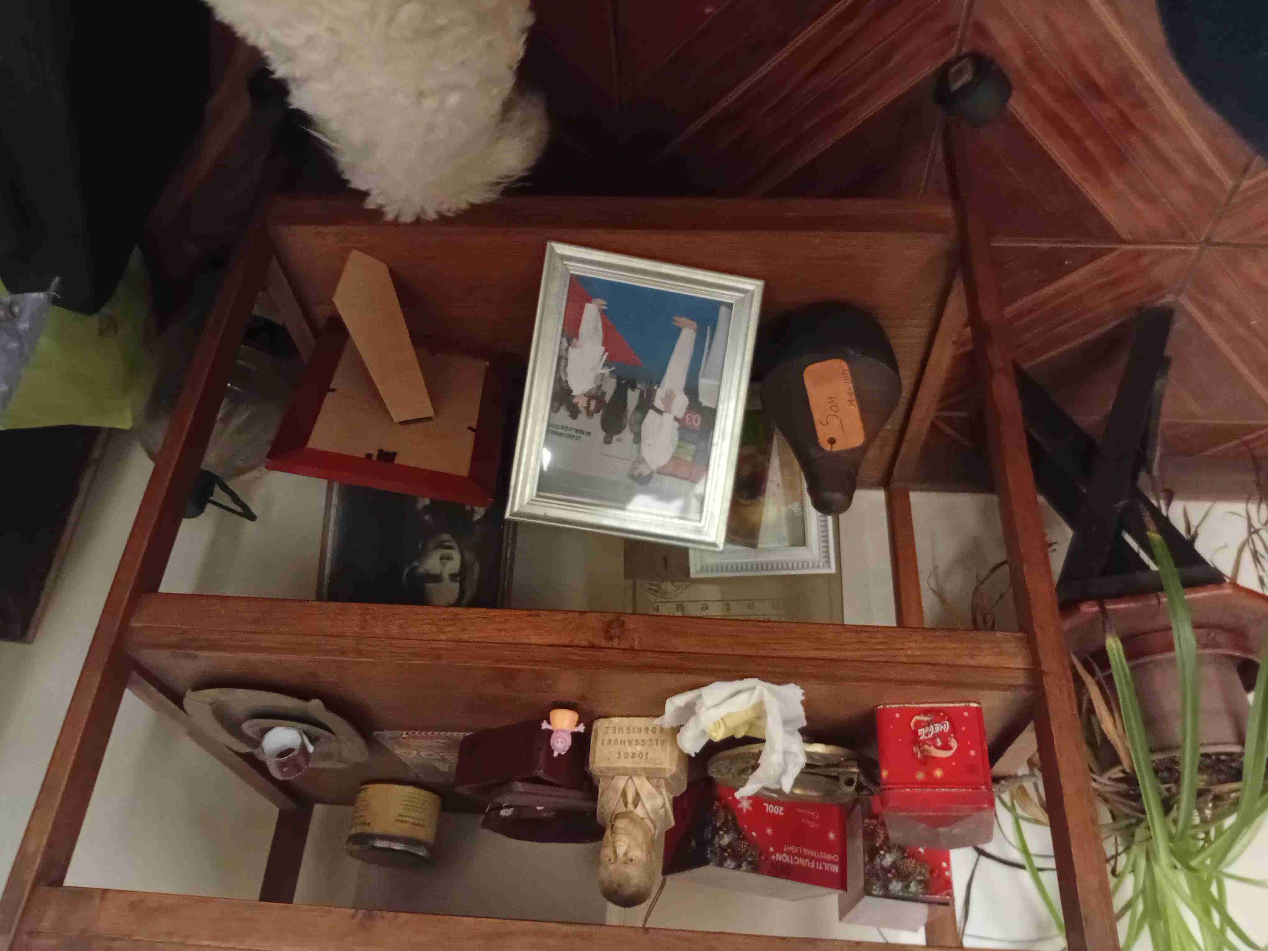 Estante de madera con ruedas