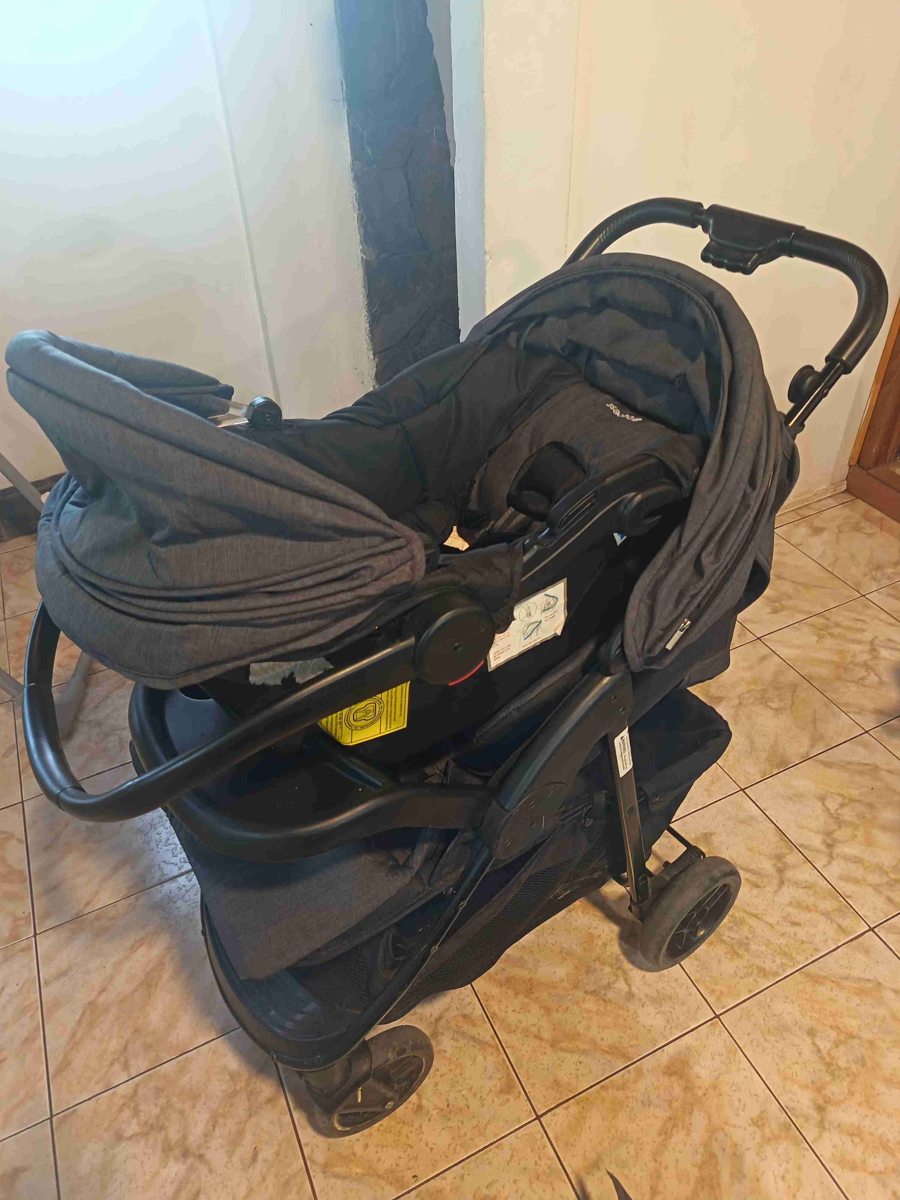 Coche de bebé gris oscuro