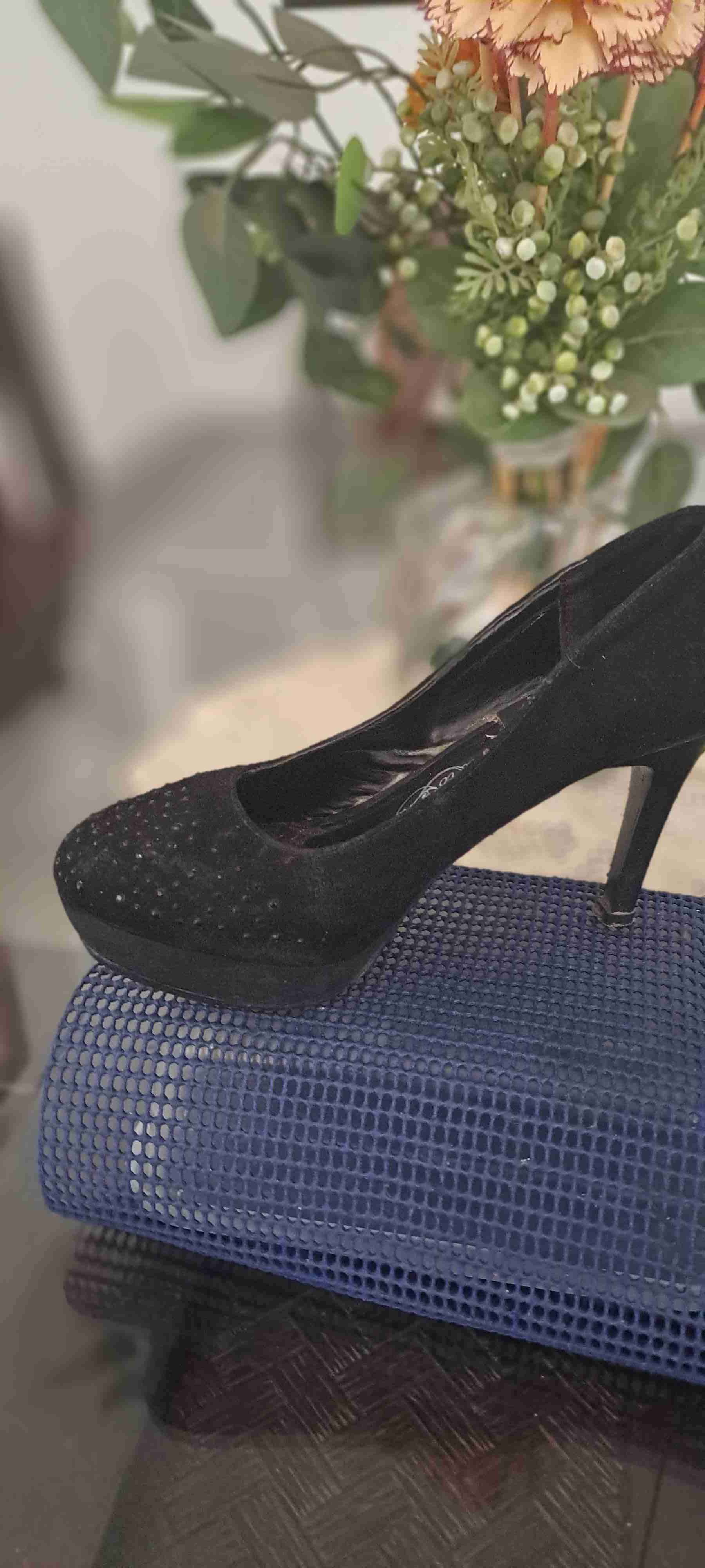 Zapato de tacón negro elegante