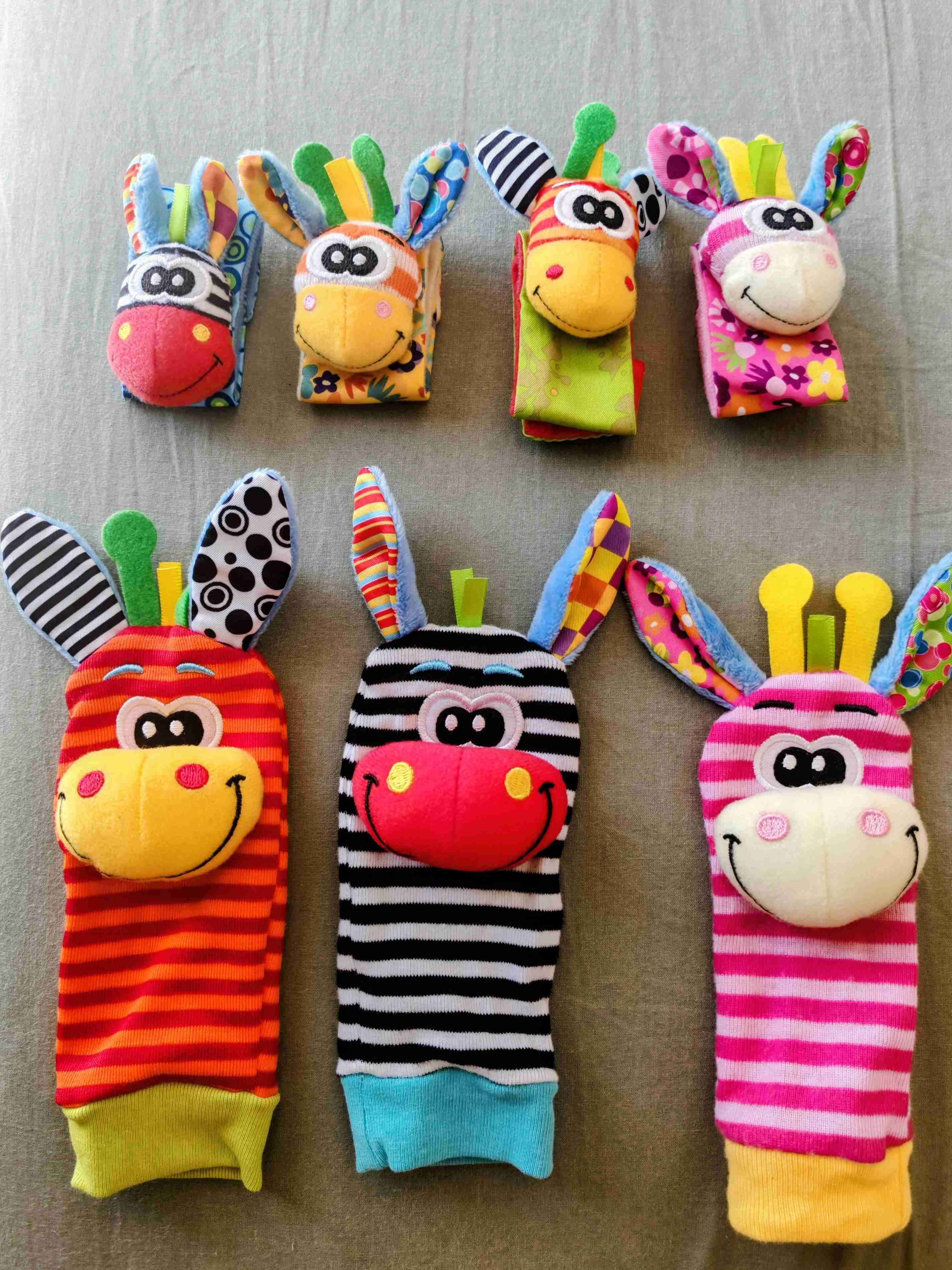 Set sensorial bebe - muñequera y calcetines.