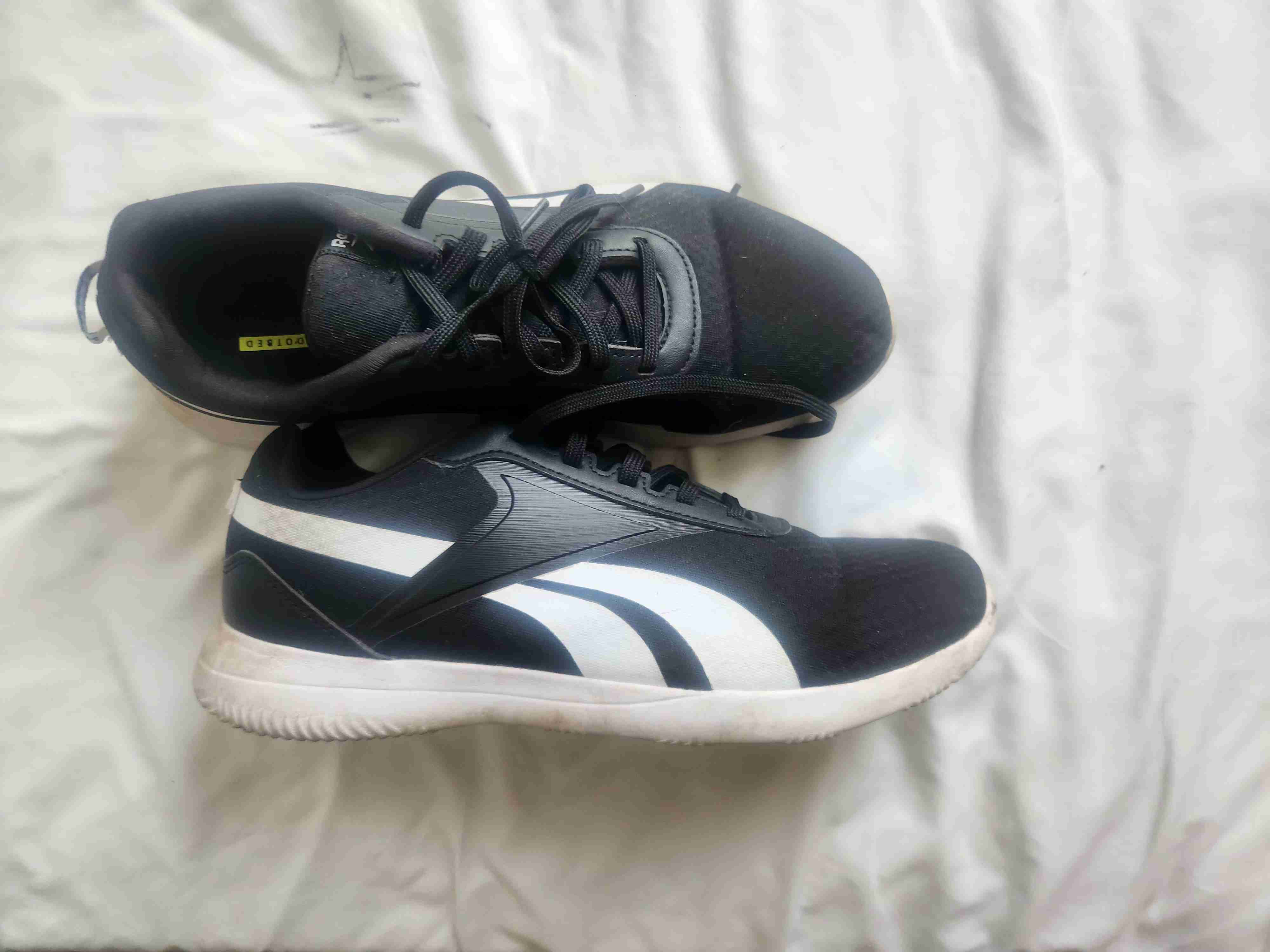 Zapatillas deportivas negras y blancas