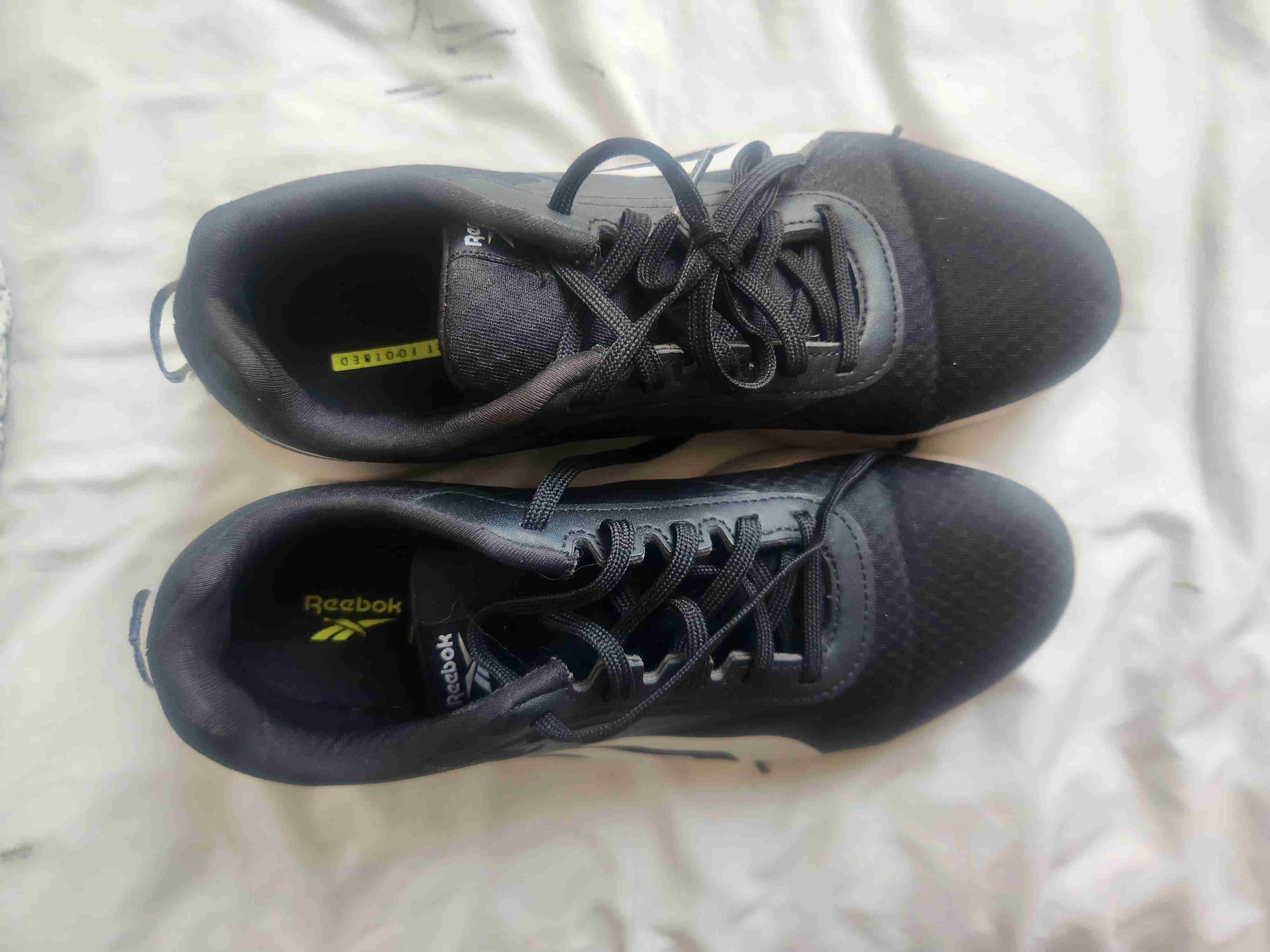 Zapatillas deportivas negras y blancas - miniatura 2