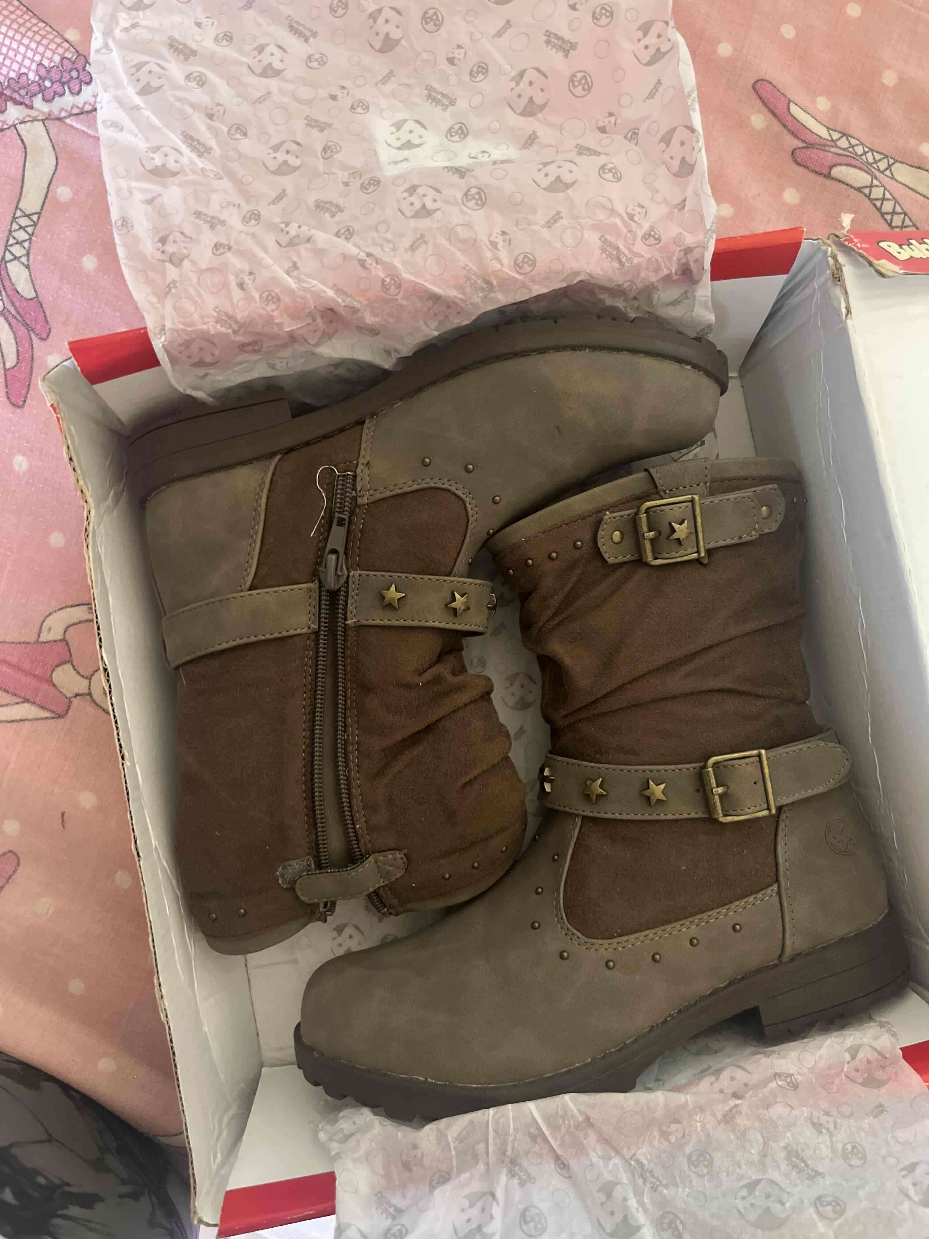 Botas con hebillas y estrellas - miniatura 2