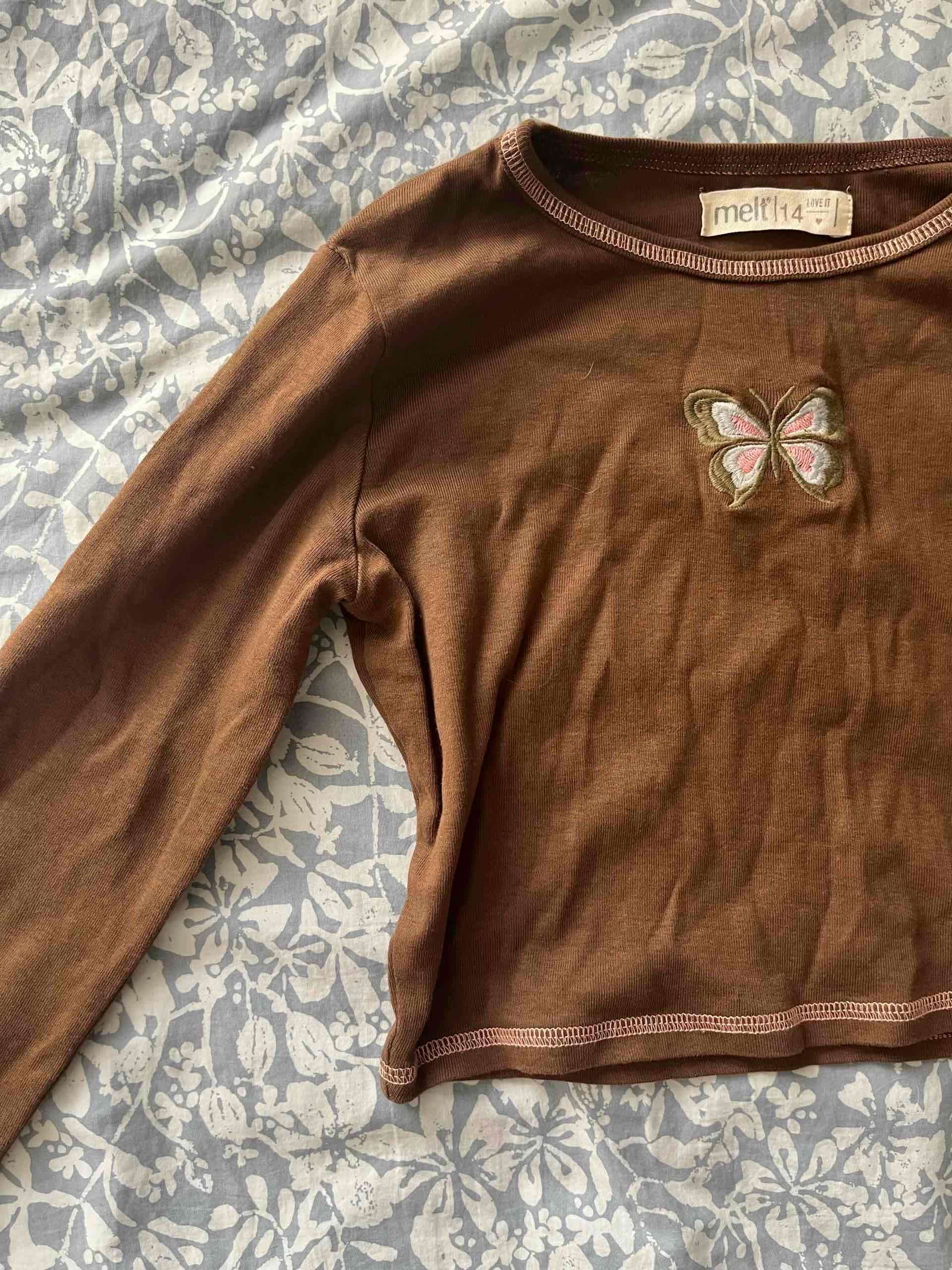 Polera manga larga cafe con mariposa melt - miniatura 3