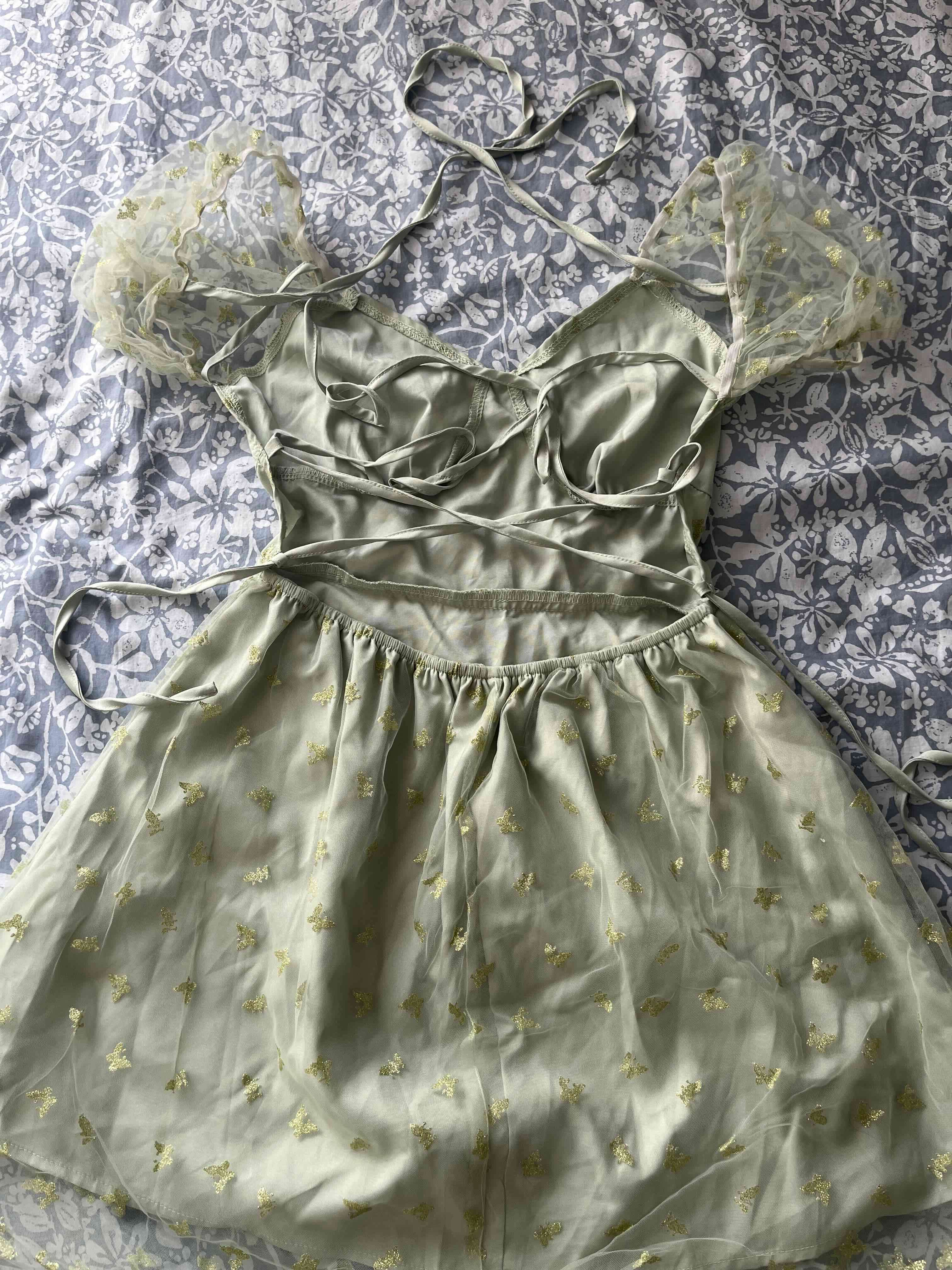 Vestido verde con mariposas de brillitos - miniatura 2