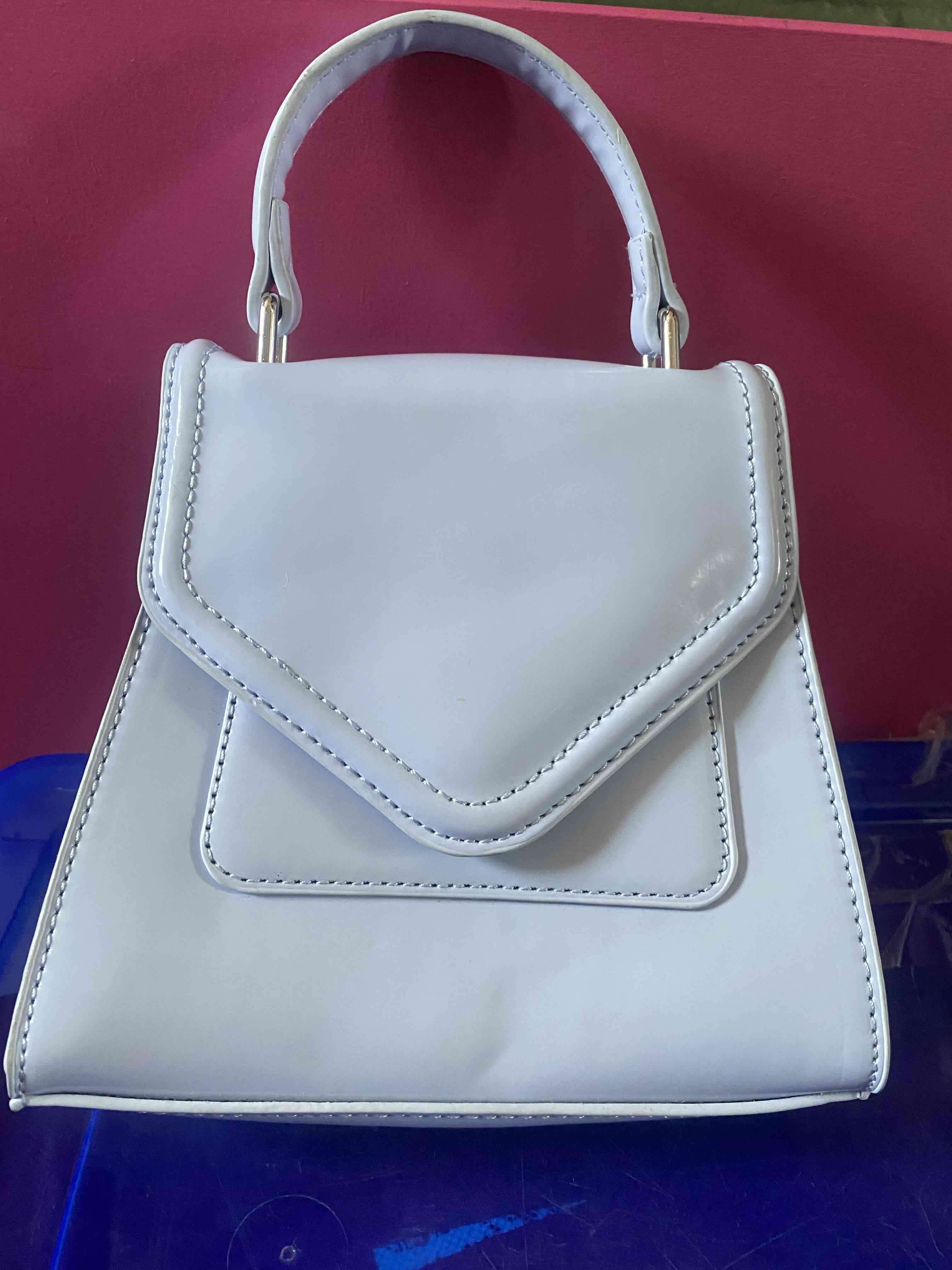 Bolso pequeño celeste claro. Forever21.