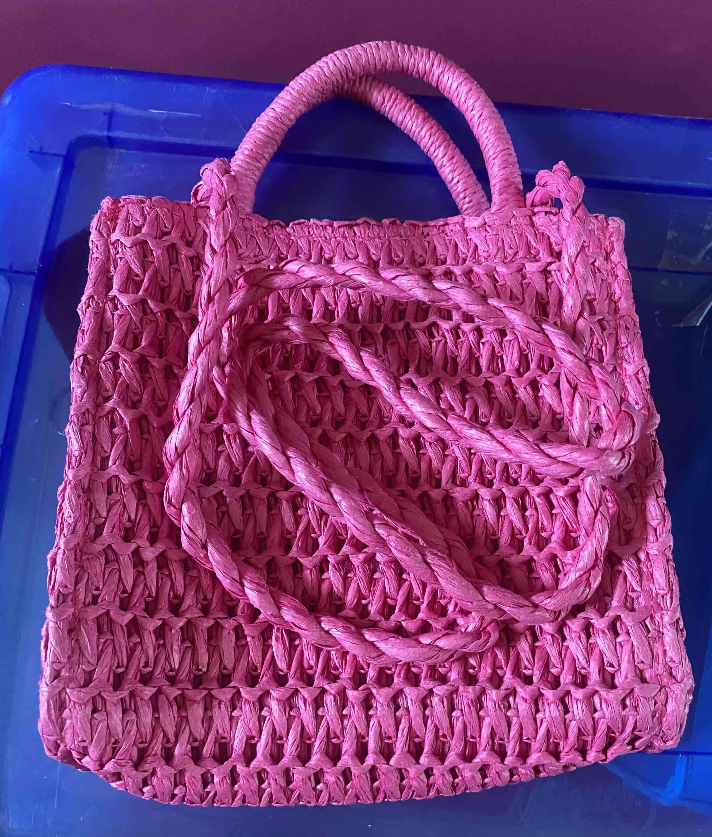 Bolso tejido rosa. Marca H&M