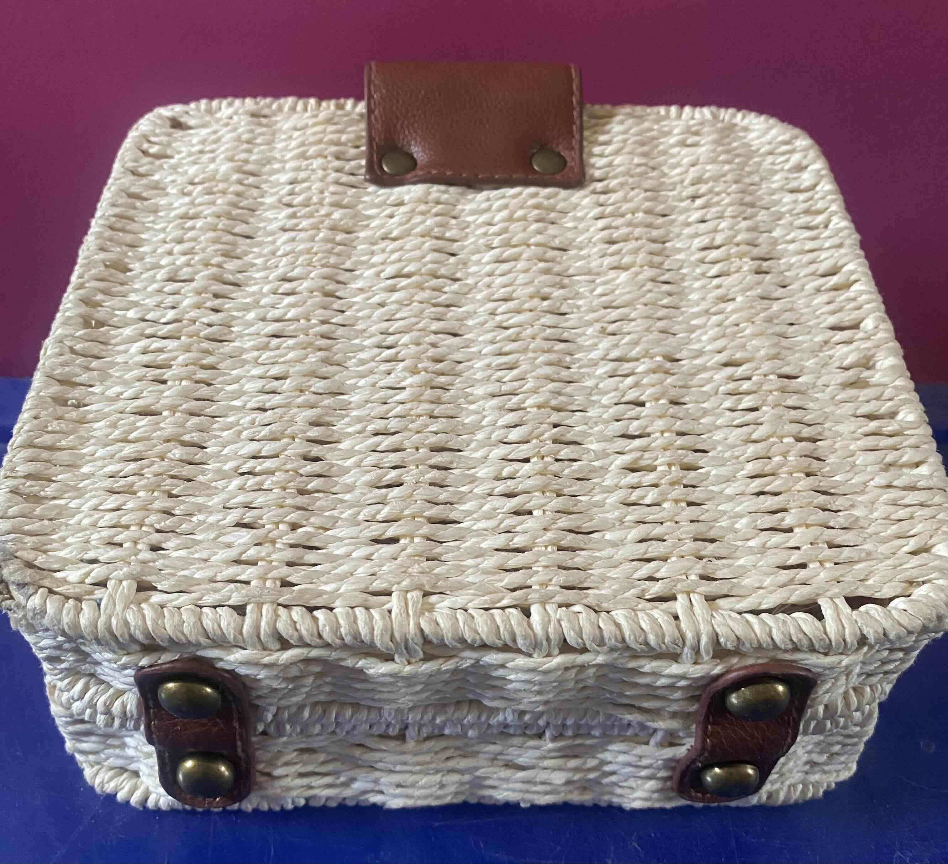 Canasto de mimbre cuadrado, tipo.