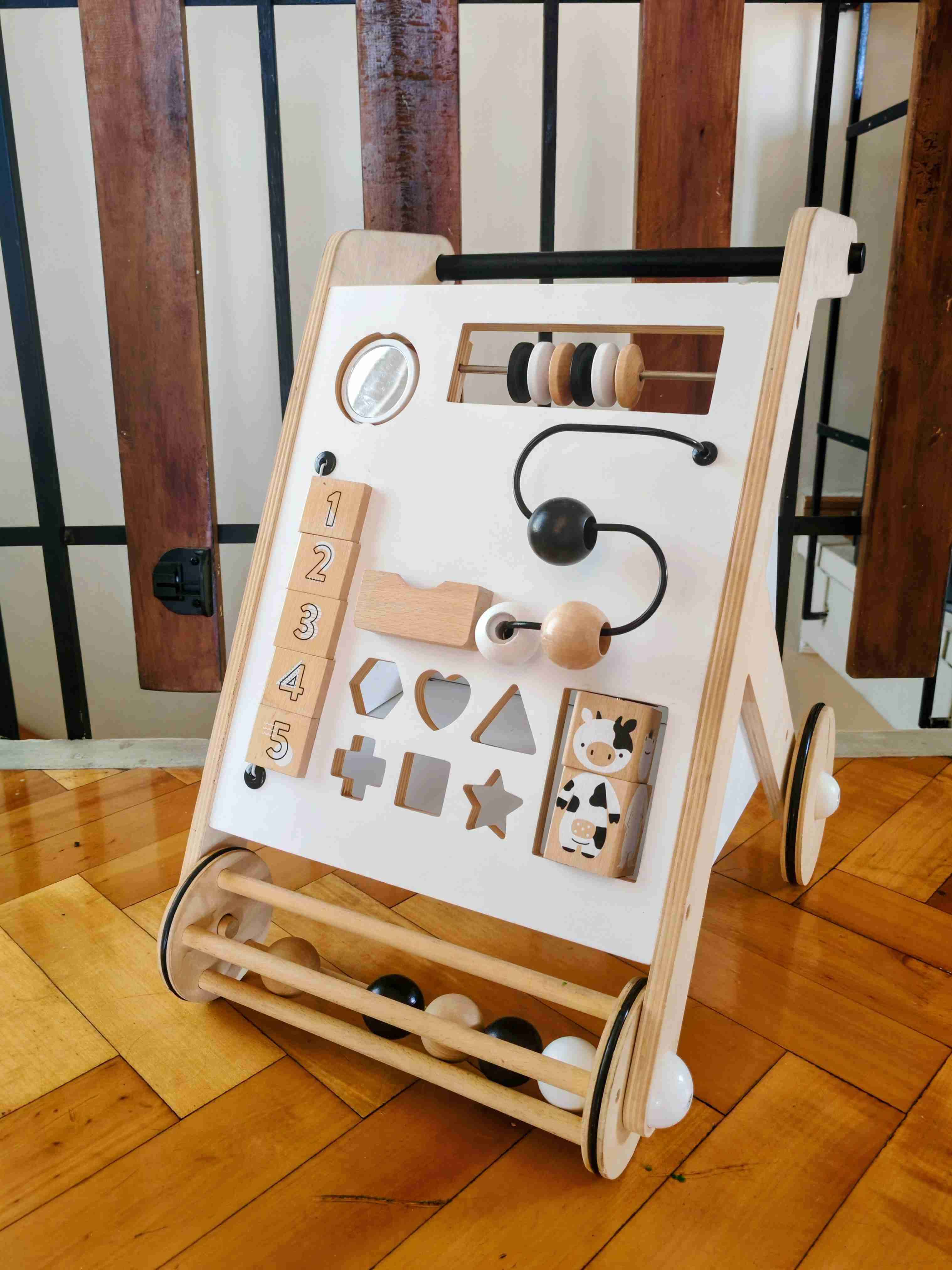 Andador de madera Montessori Roots Toys