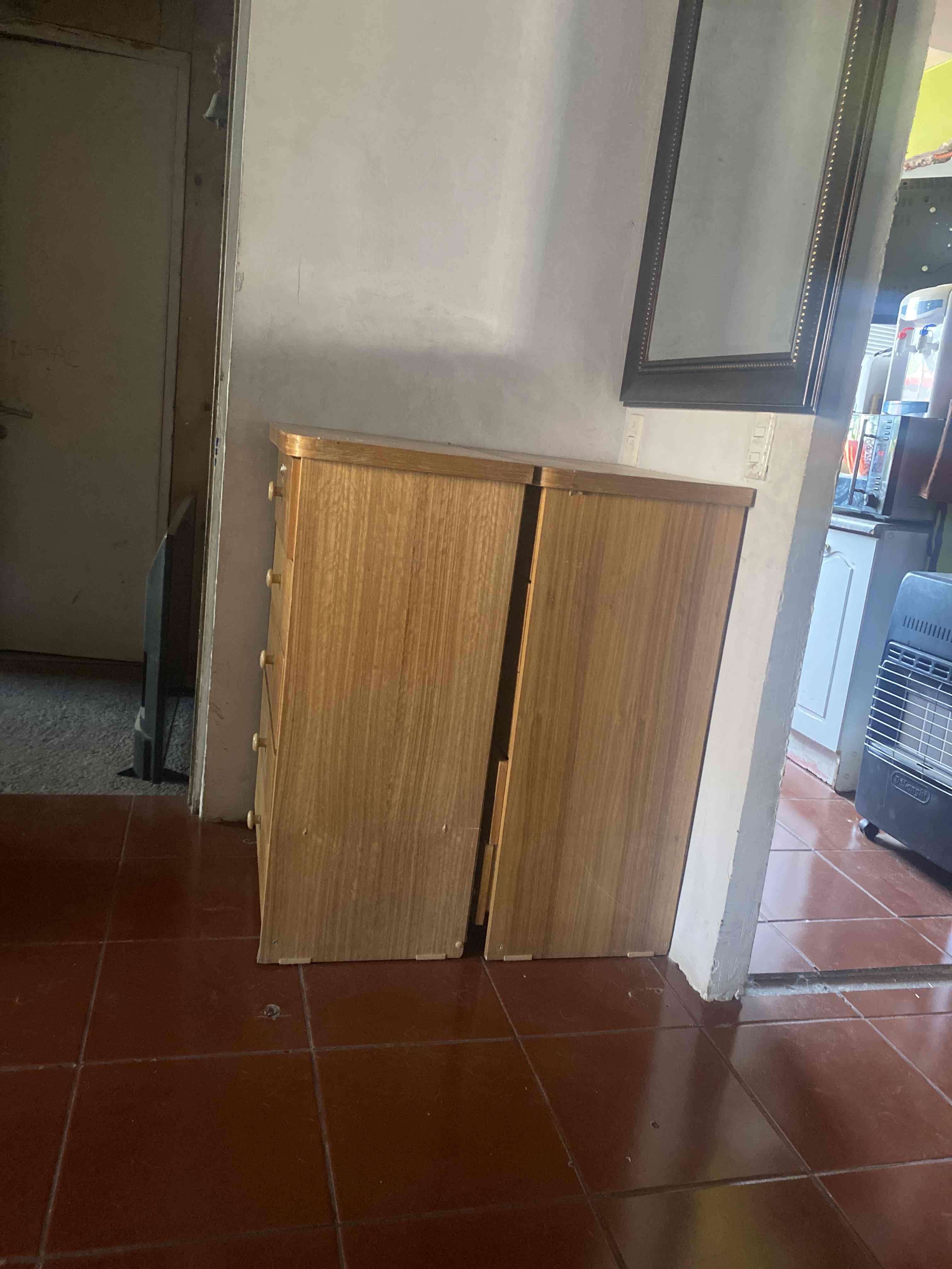 Cómoda de madera con cinco cajones - miniatura 2