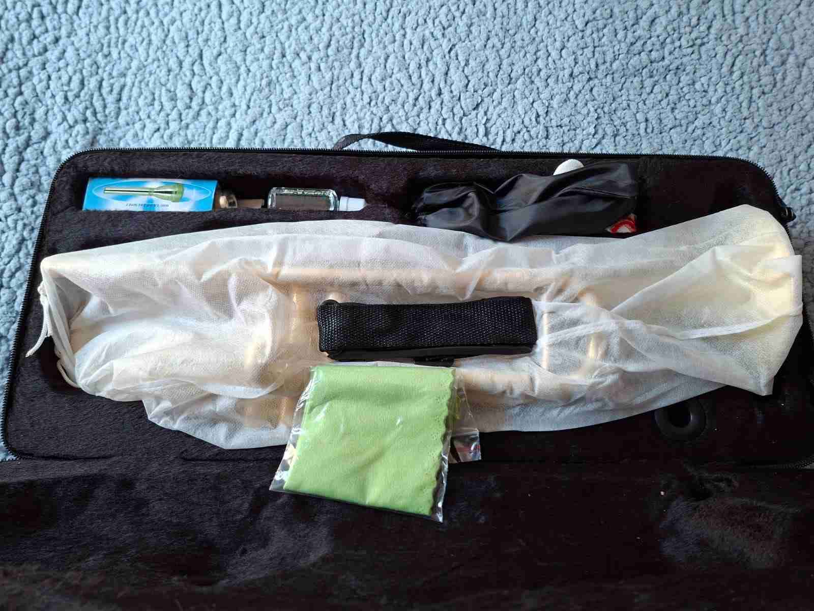 Trompeta dorada con estuche - miniatura 2