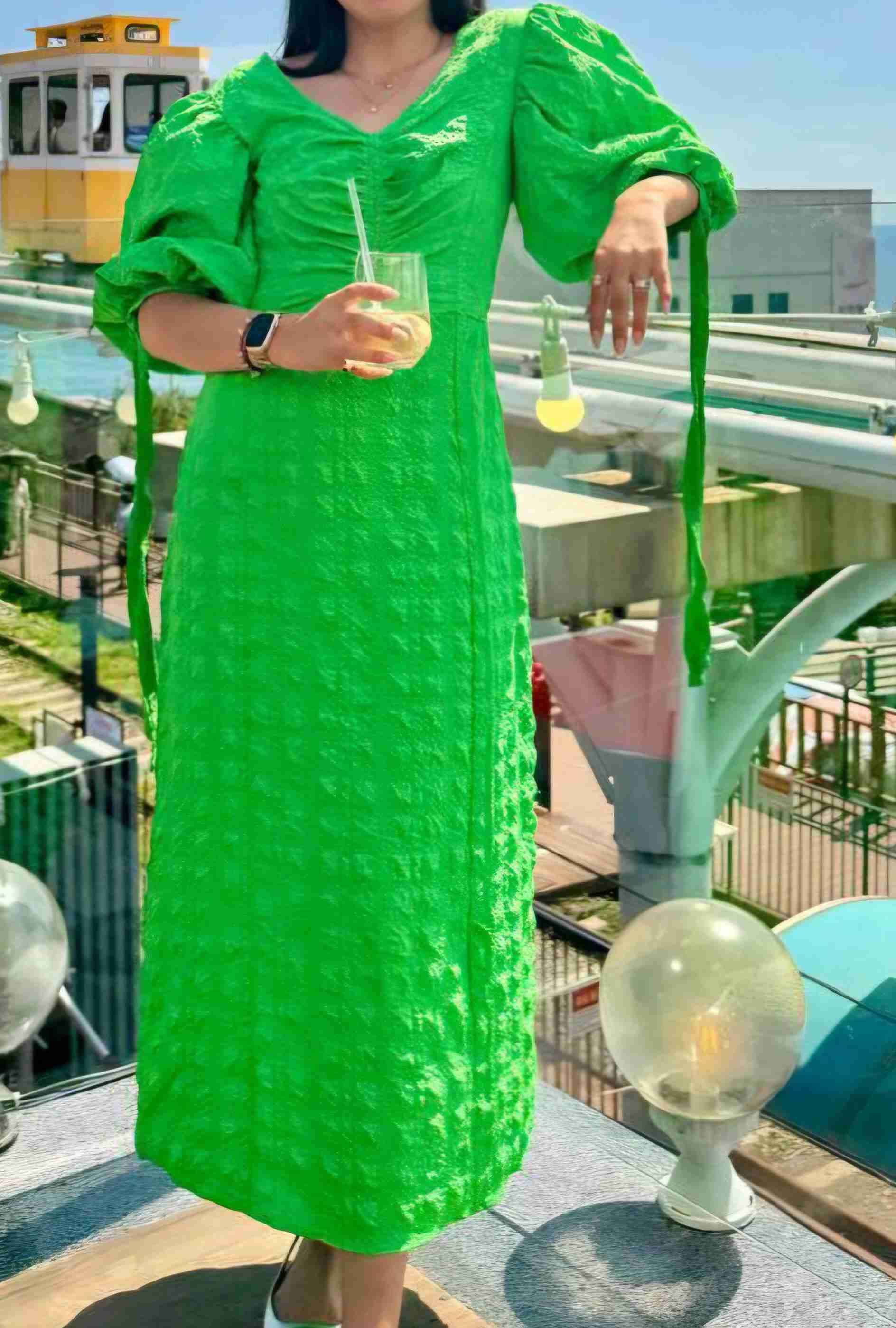Vestido verde con mangas abullonadas