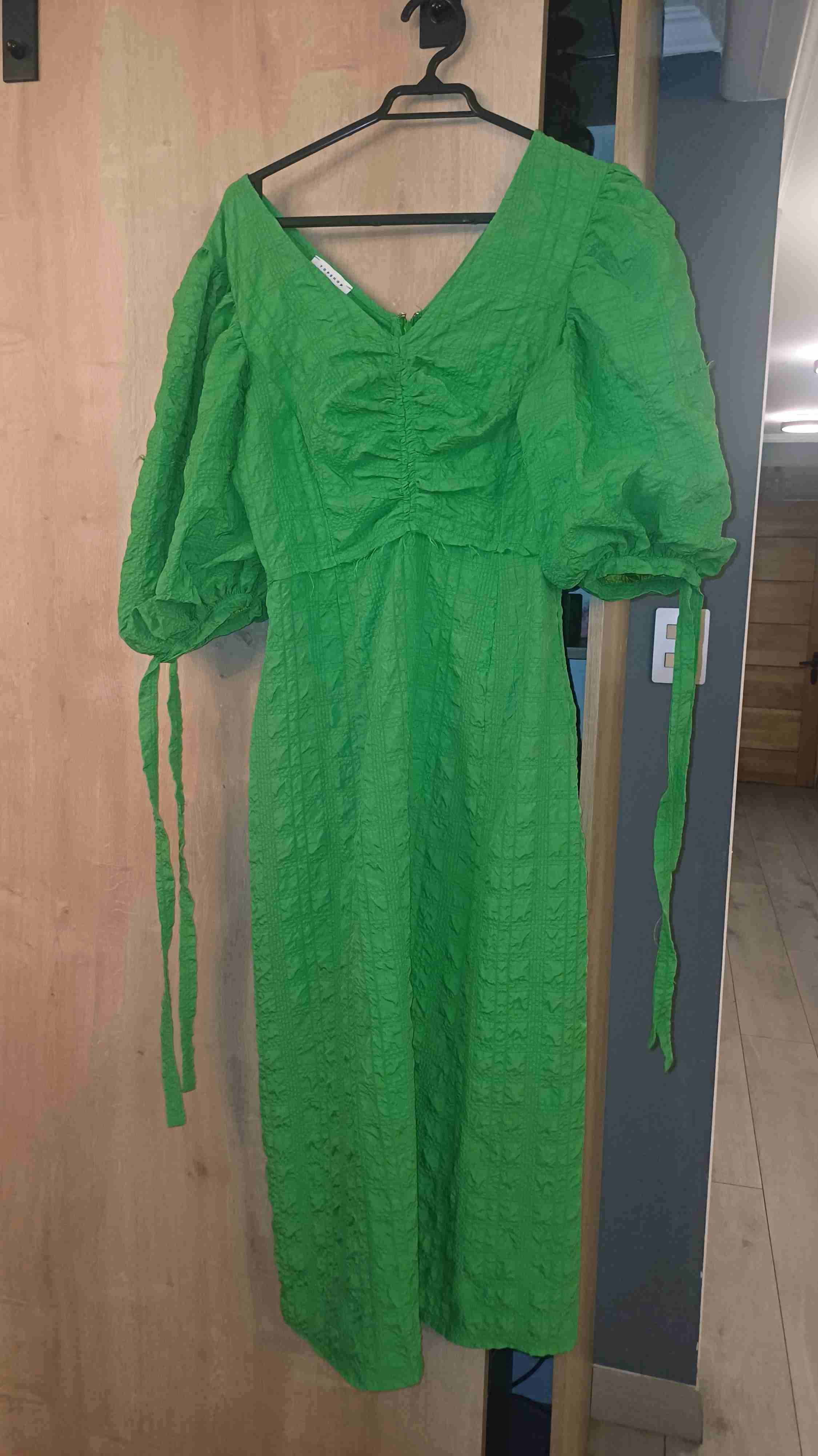 Vestido verde con mangas abullonadas - miniatura 2