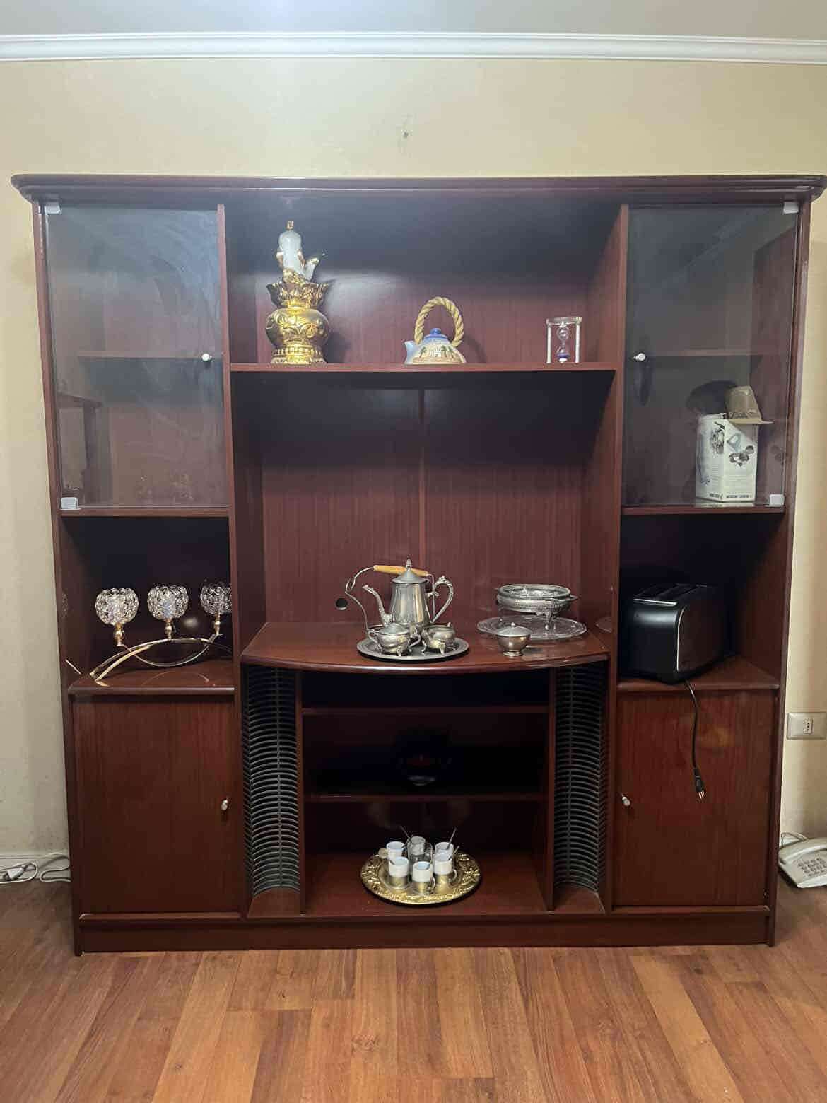 Mueble de sala con estanterías