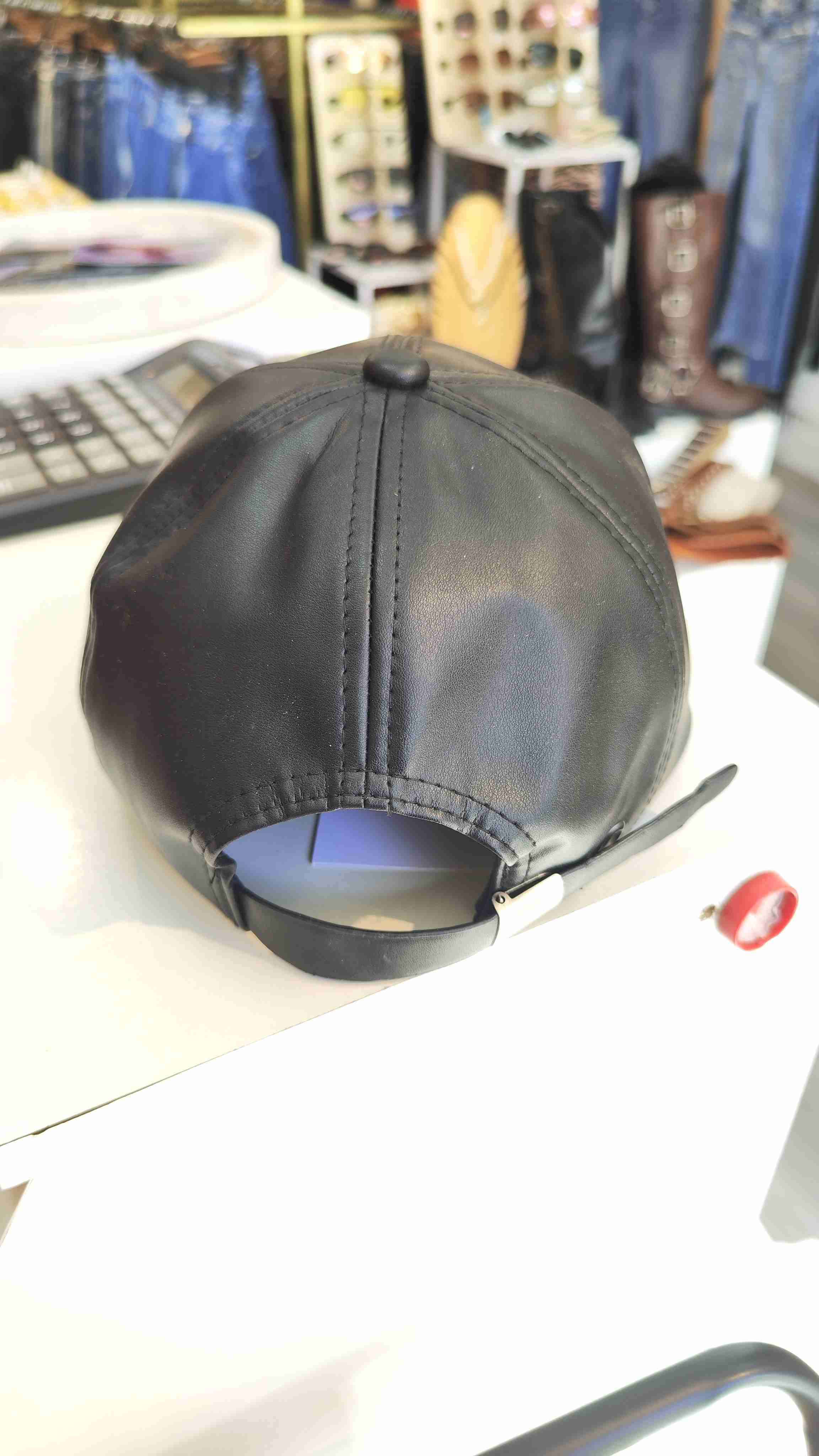 Gorra negra con estrella Cuero PU Exclusivo - miniatura 2