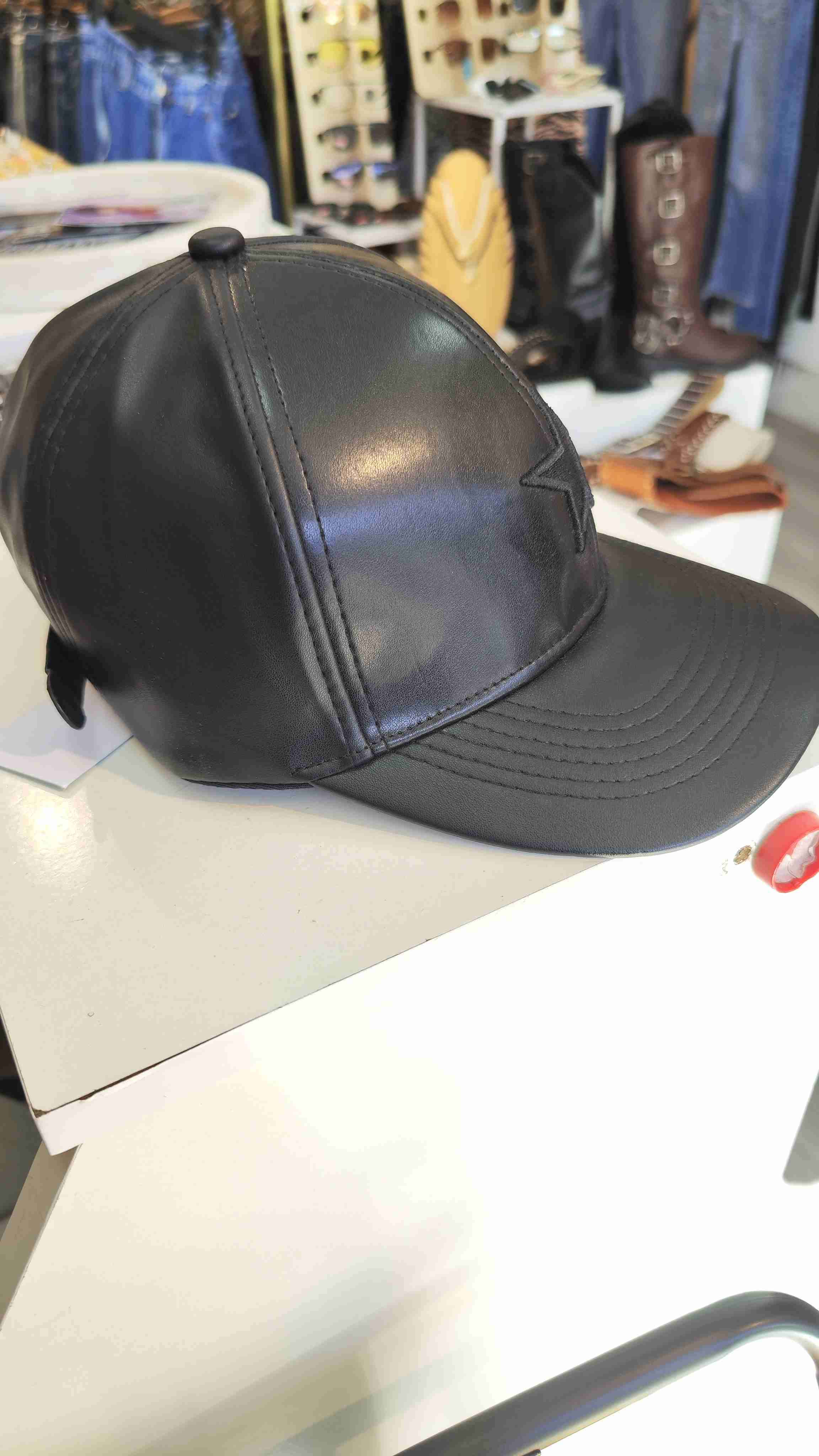 Gorra negra con estrella Cuero PU Exclusivo - miniatura 3