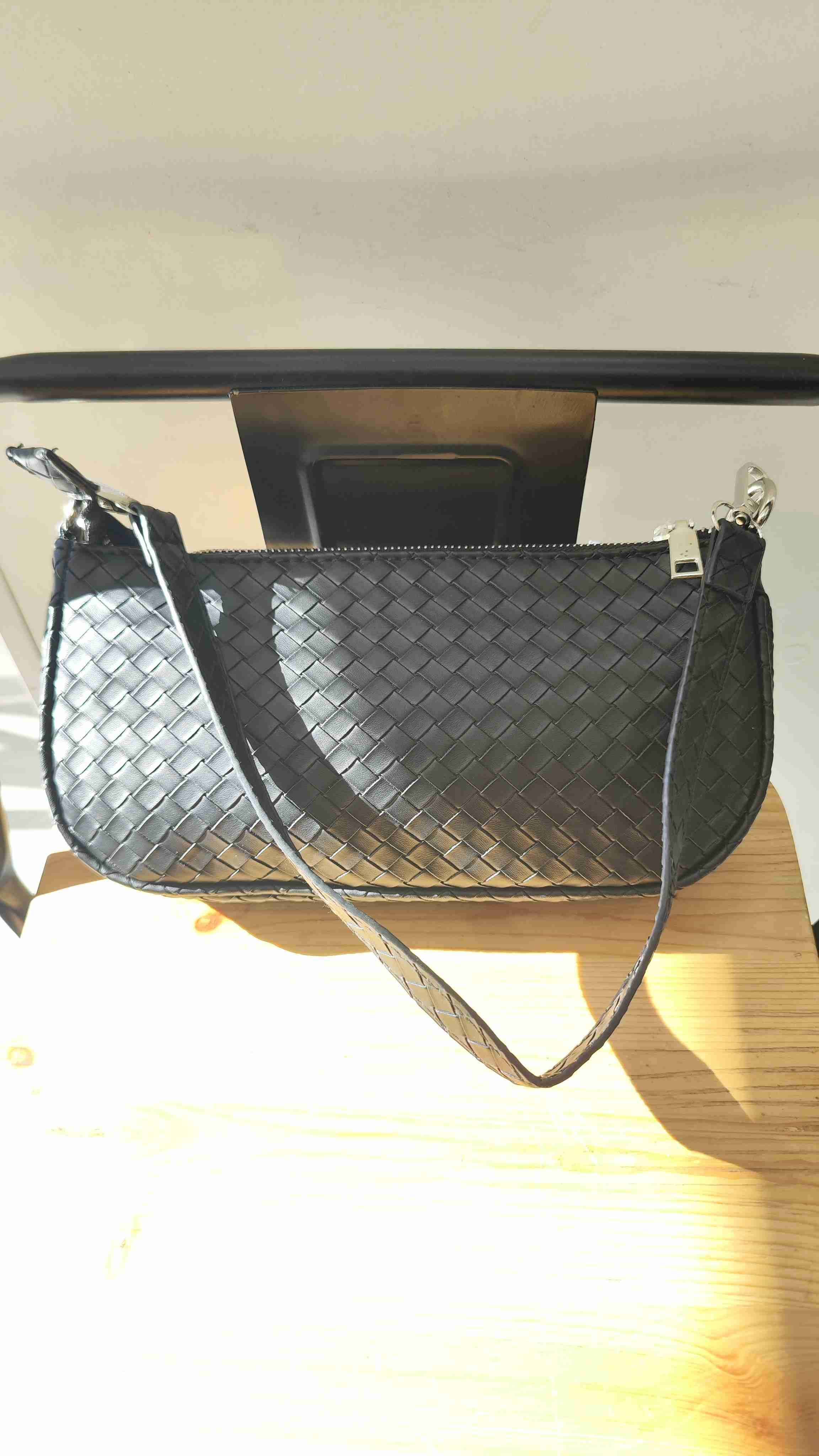 Cartera de cuero tejida negra exclusiva